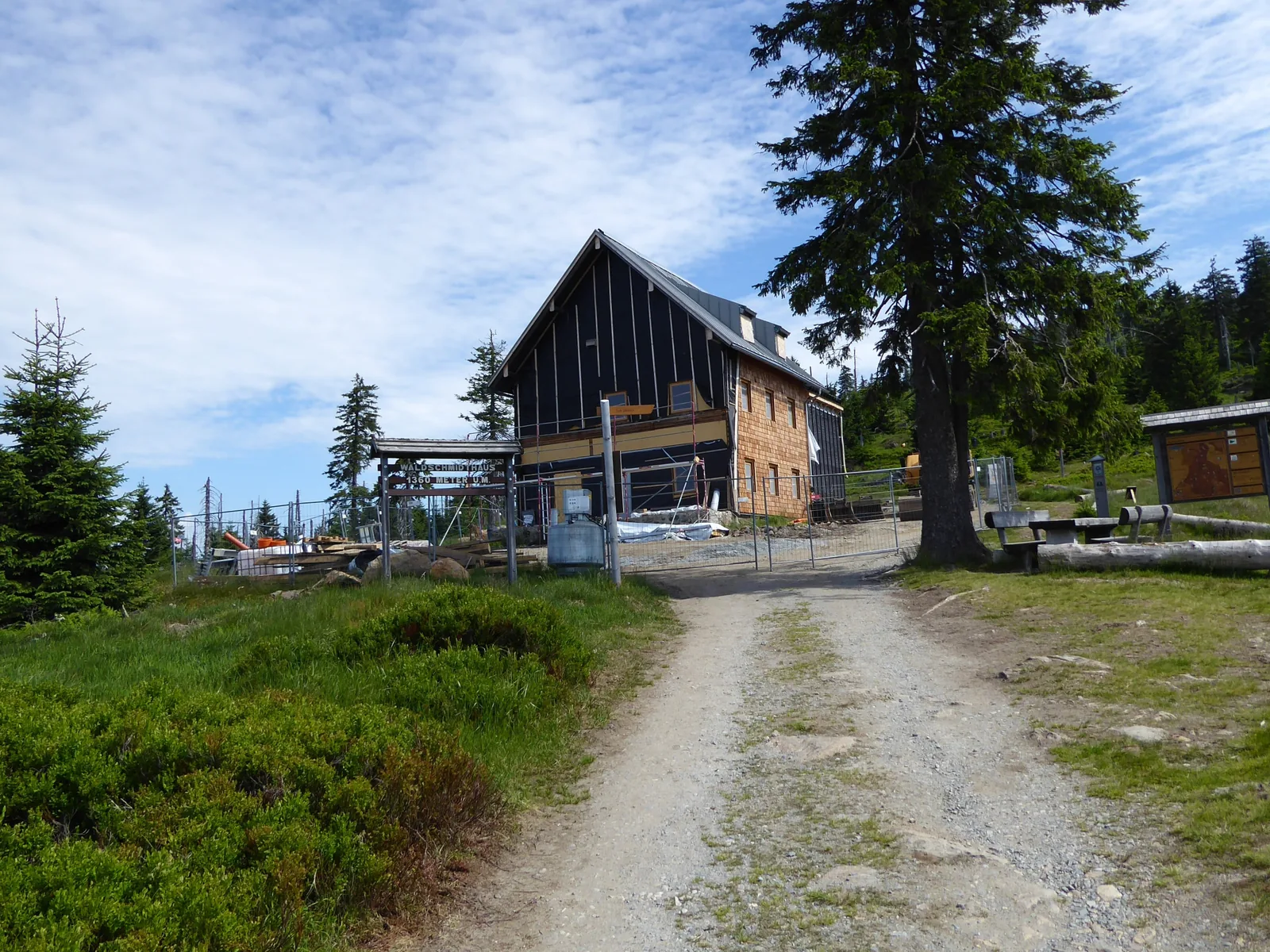 Baustelle am Waldschmidthaus unter dem Gipfel des Großen Rachel, davor der breite Fahrweg