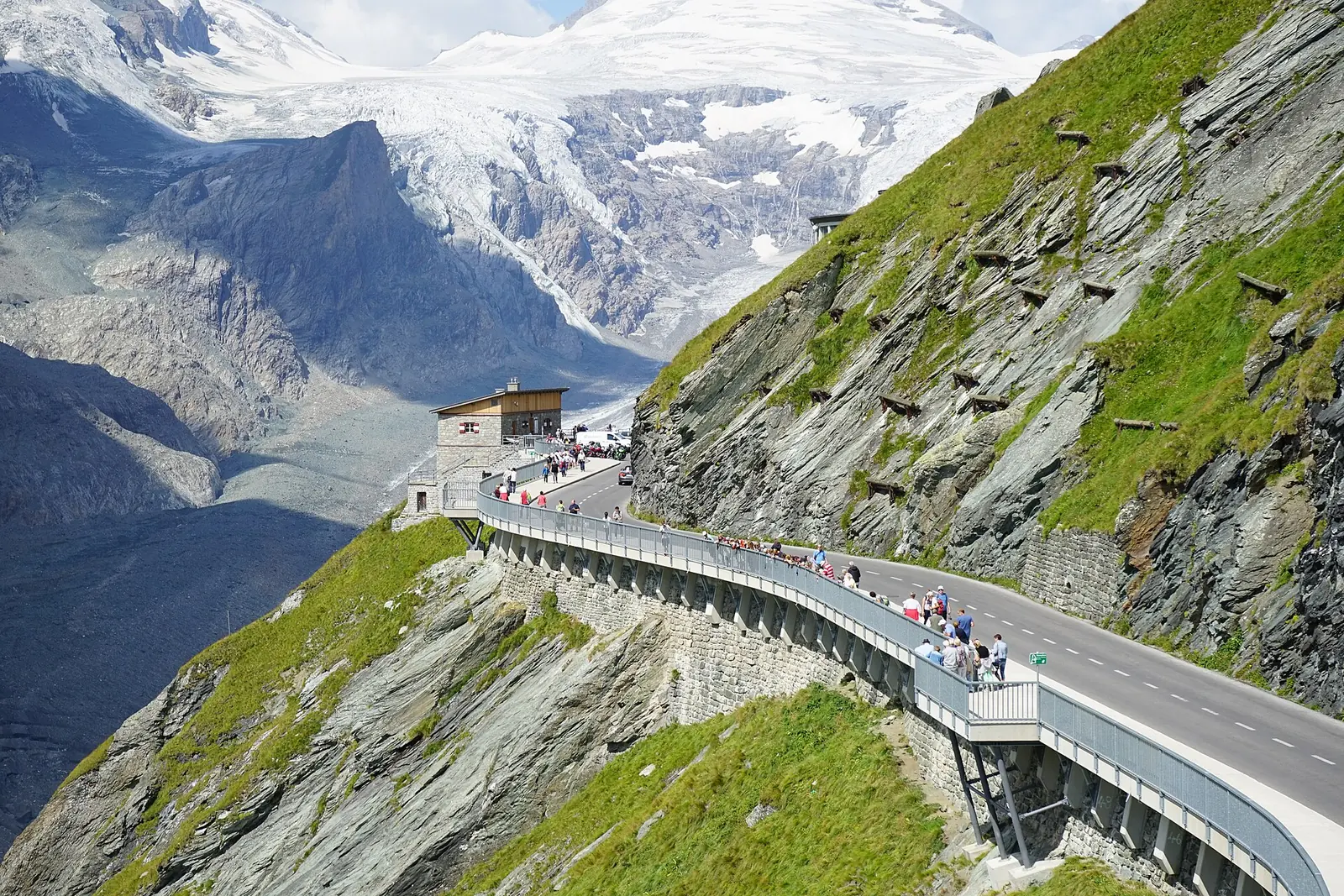 Gletscherstraße zur Kaiser-Franz-Josefs-Höhe mit Galerie am Hang, dahinter Gletscher der Glocknergruppe
