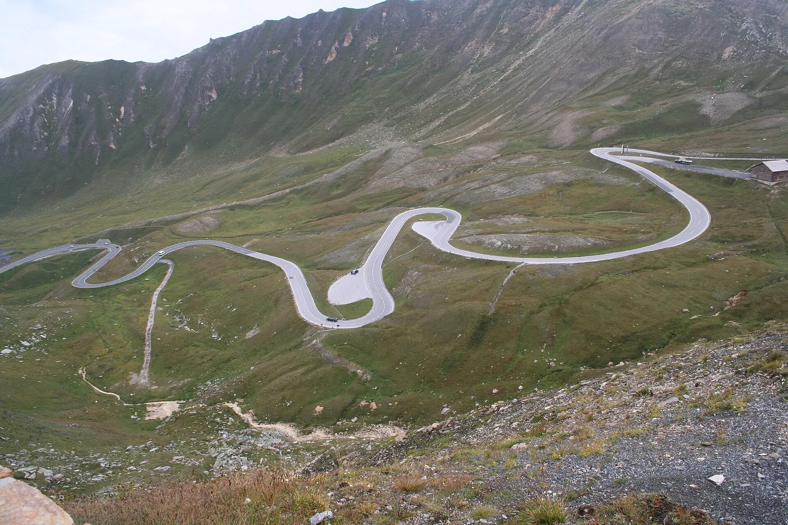Serpentinen der Großglockner Hochalpenstraße schlängeln sich durch grüne Hochgebirgshänge am Nationalpark Hohe Tauern