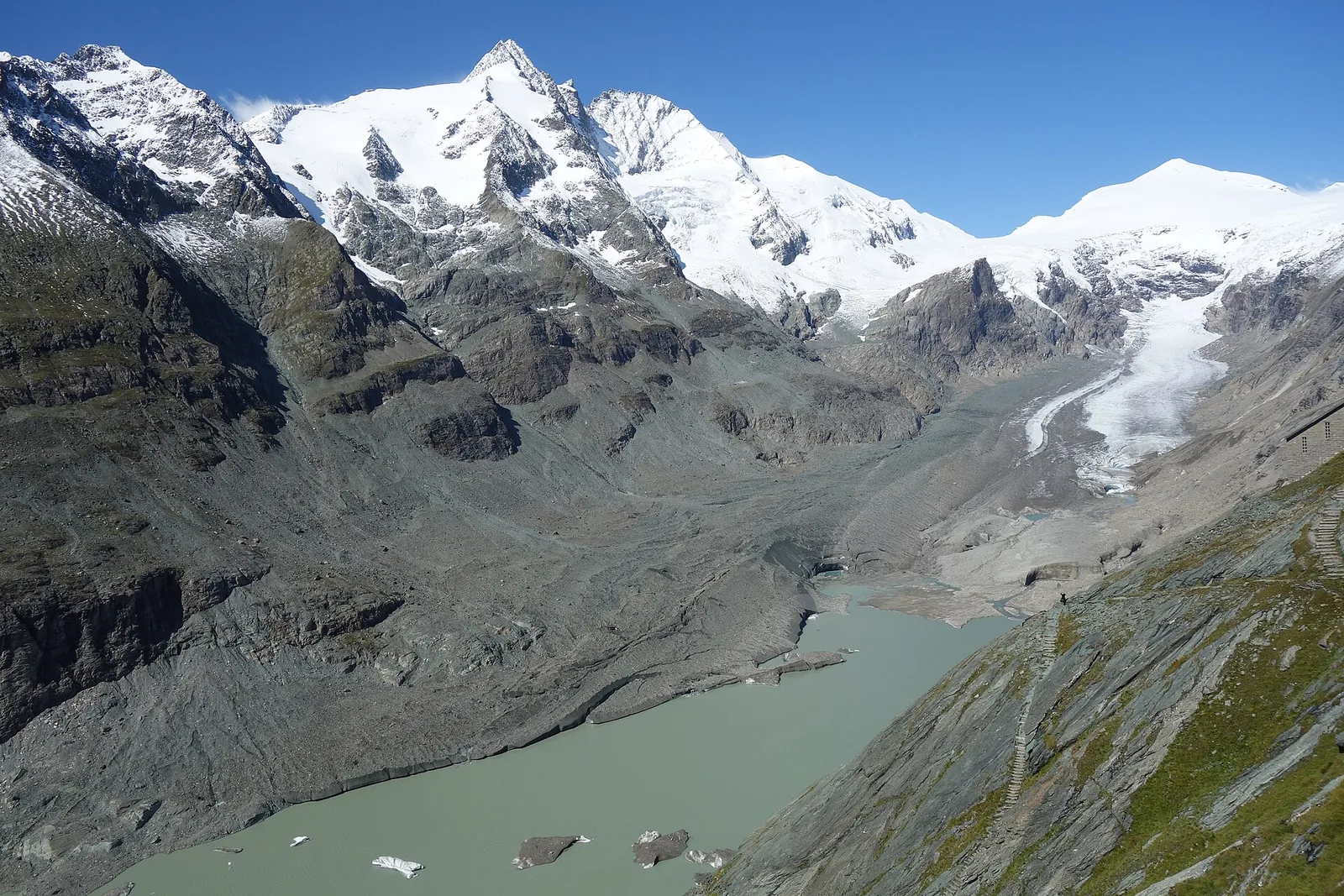 Der Großglockner mit Schnee über der Pasterze und dem Gletschersee, Blick von der Kaiser-Franz-Josefs-Höhe im Nationalpark Hohe Tauern