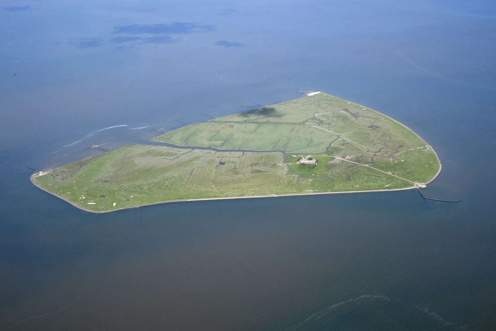 Luftbild der Hallig Süderoog kurz vor Hochwasser, eine grüne Insel mit einer Warft im Nationalpark Schleswig-Holsteinisches Wattenmeer