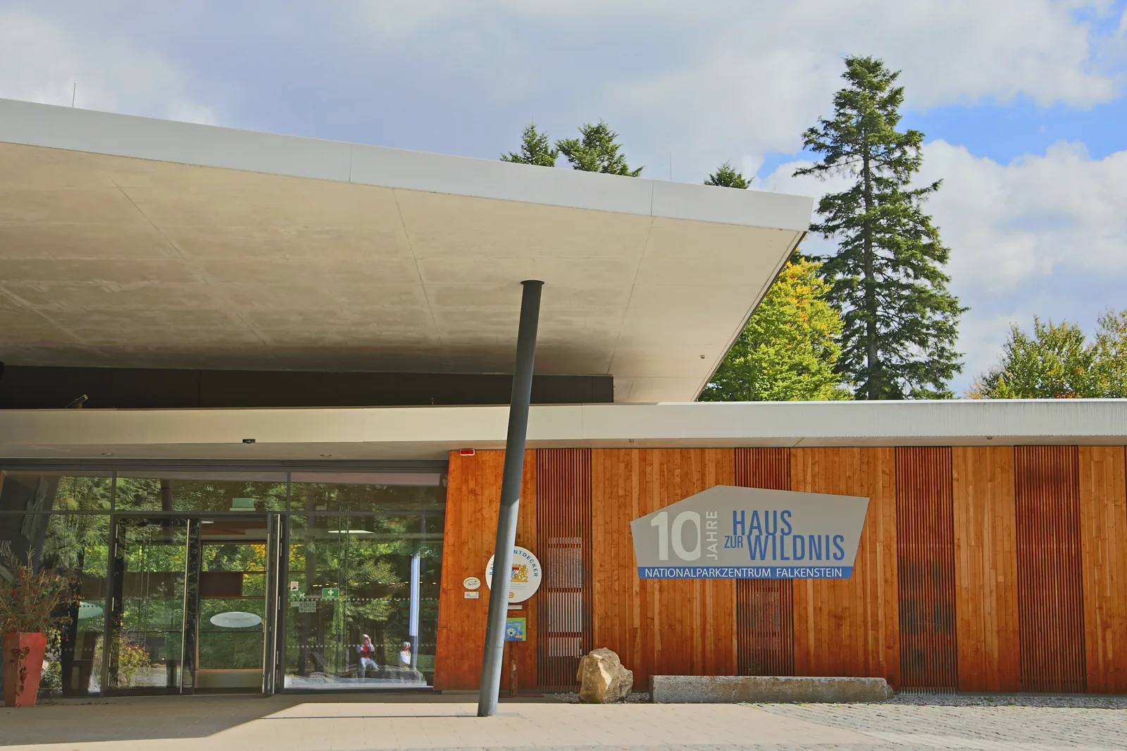 Eingang des Hauses zur Wildnis im Nationalparkzentrum Falkenstein bei Ludwigsthal, Holzfassade unter weitem Vordach