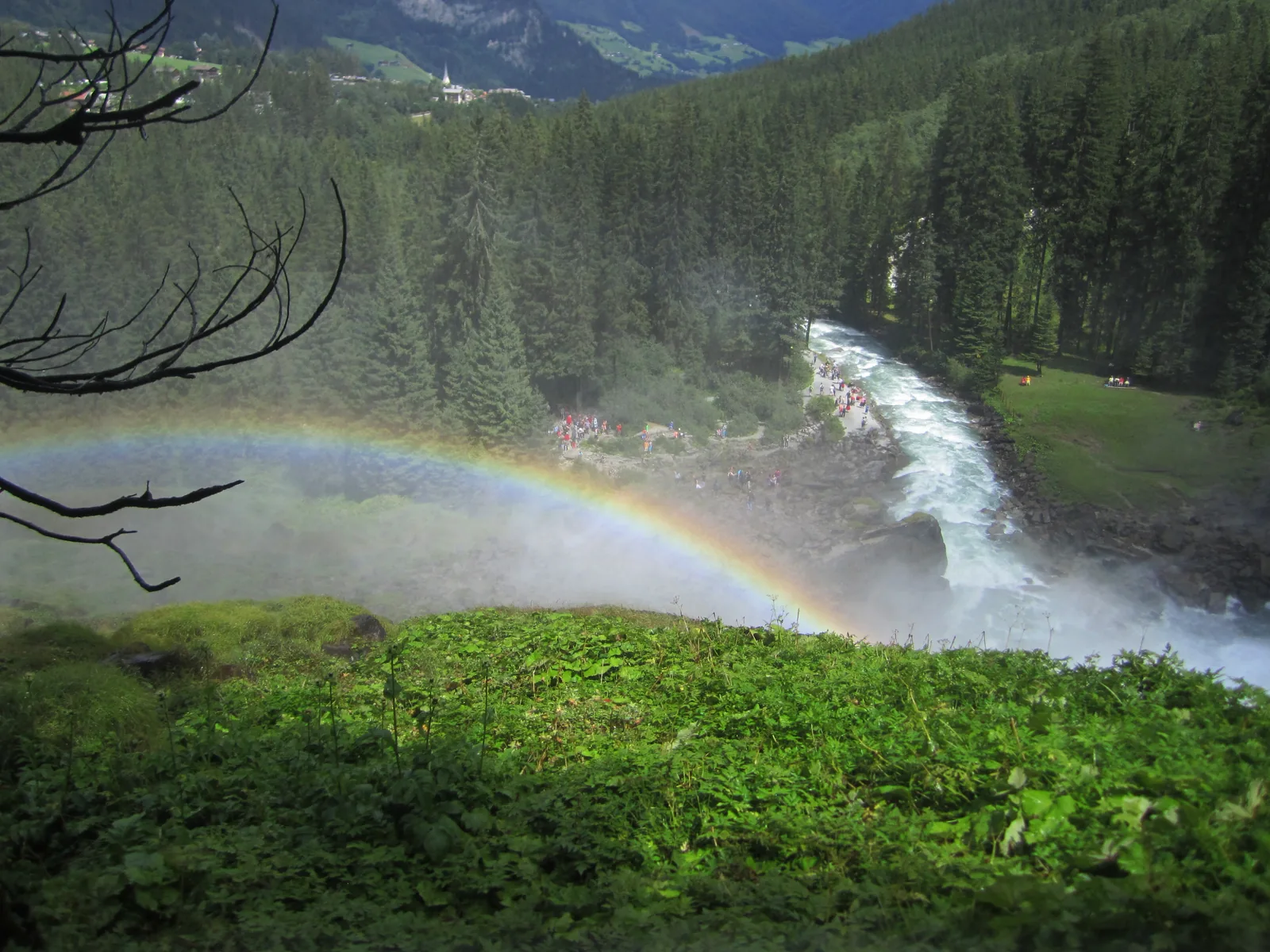 Ein Regenbogen im Sprühnebel über den Krimmler Wasserfällen