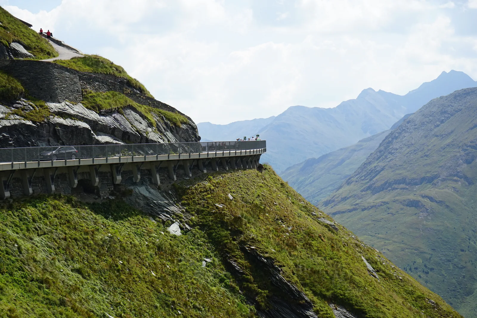 Die Großglockner Hochalpenstraße als Galerie an einer steilen Felsflanke über einem Bergtal