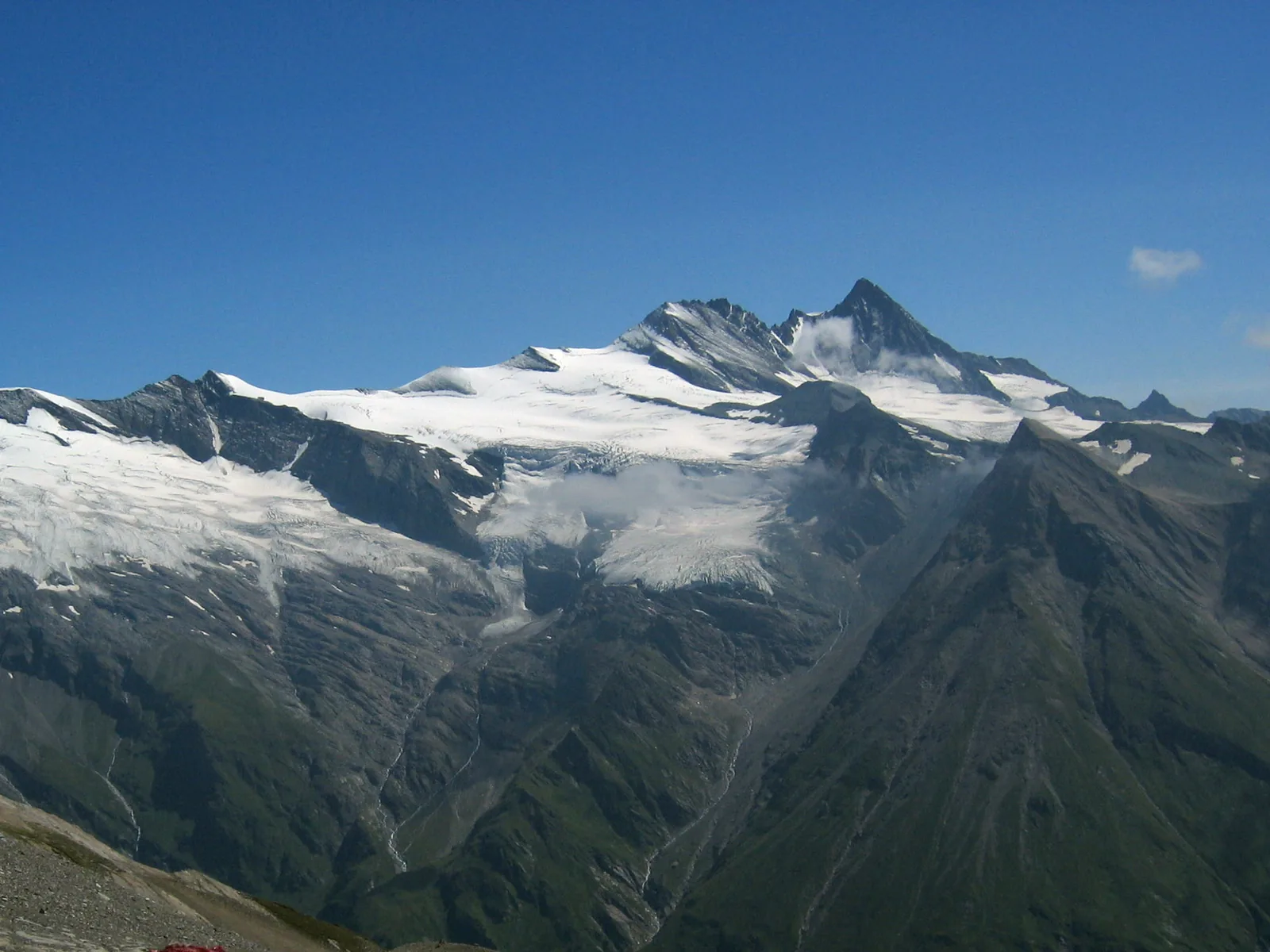 Der Großglockner mit Gletschern und steilen Graten, gesehen von Südwesten