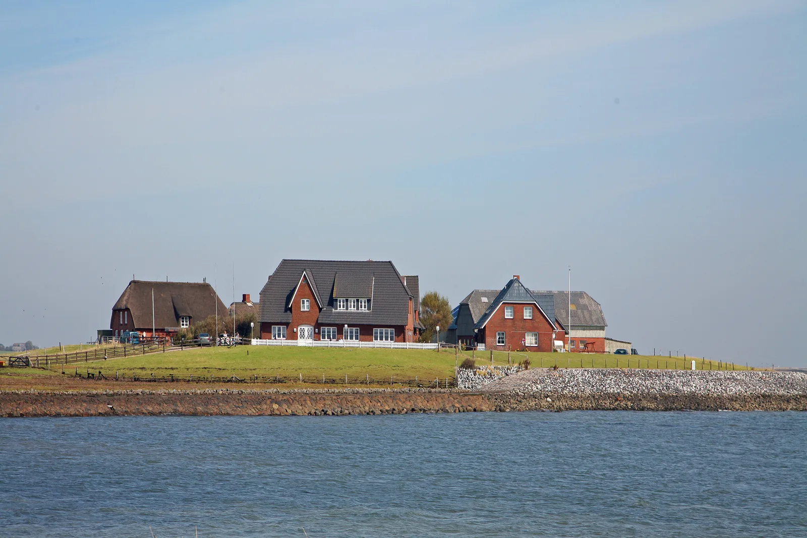 Die Backenswarft auf Hallig Hooge im schleswig-holsteinischen Wattenmeer