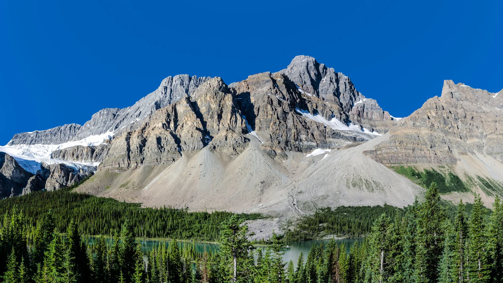 Bow Lake unter dem Crowfoot Mountain mit Gletscherresten und Geröllhalden