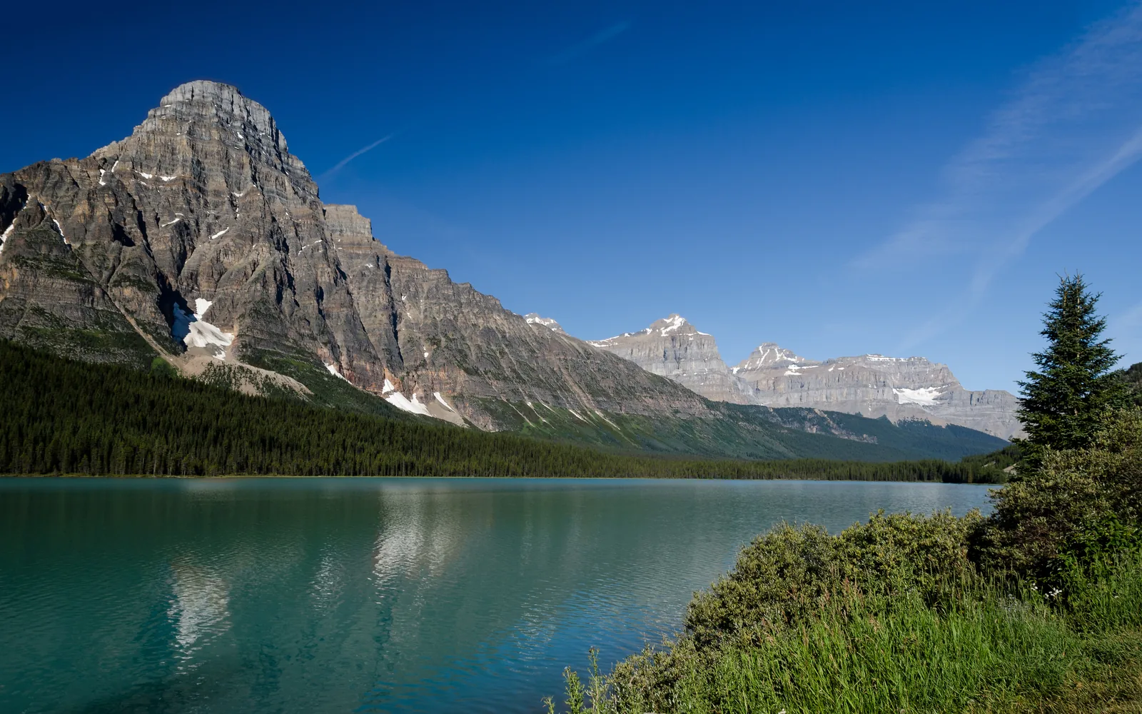 Die Waterfowl Lakes am Icefields Parkway unter einem markanten Felsgipfel