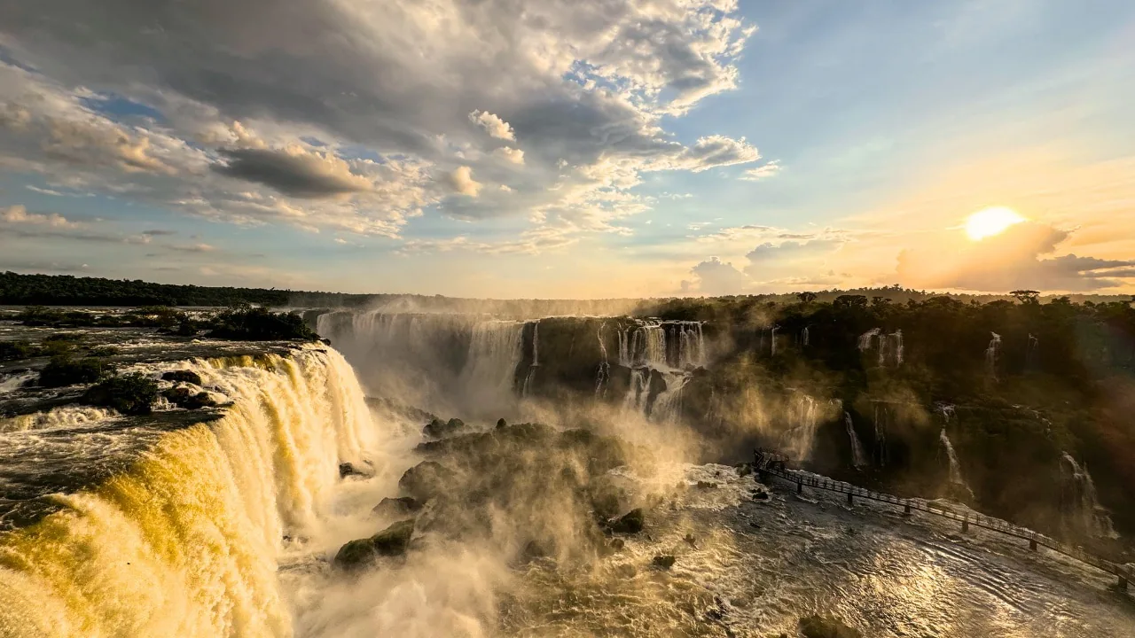 Angebotsfoto: Ab Foz do Iguaçu: Sonnenuntergang an den Wasserfällen