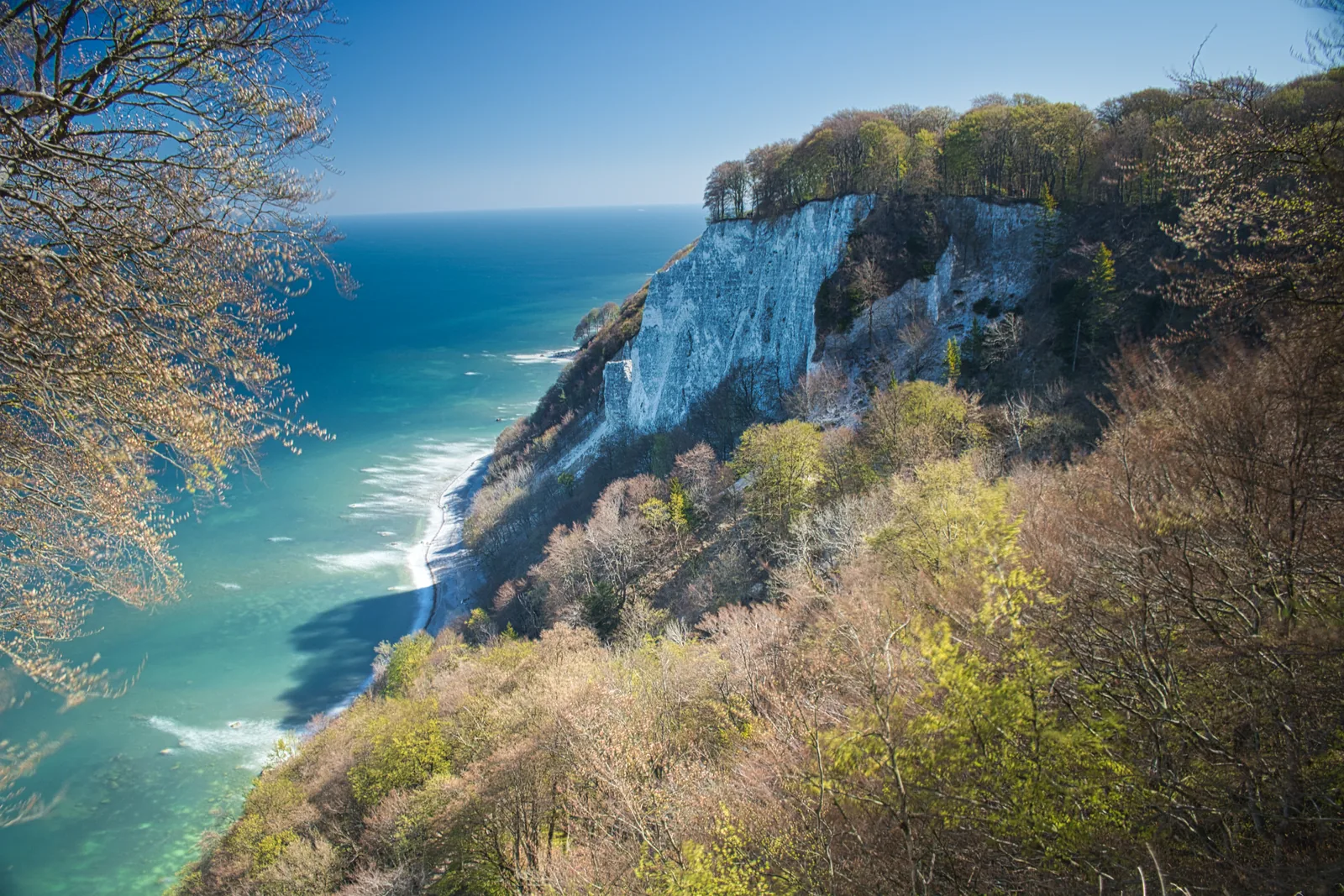 Blick vom Königsstuhl über die bewaldete Kreidekante auf das Meer