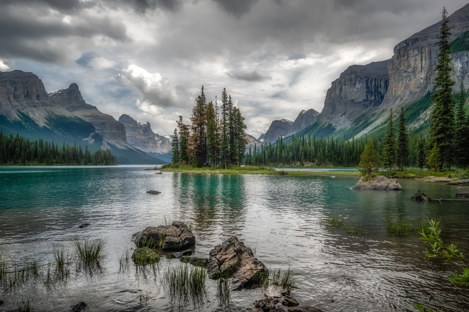 Spirit Island im Maligne Lake vor den Bergen des Jasper Nationalparks