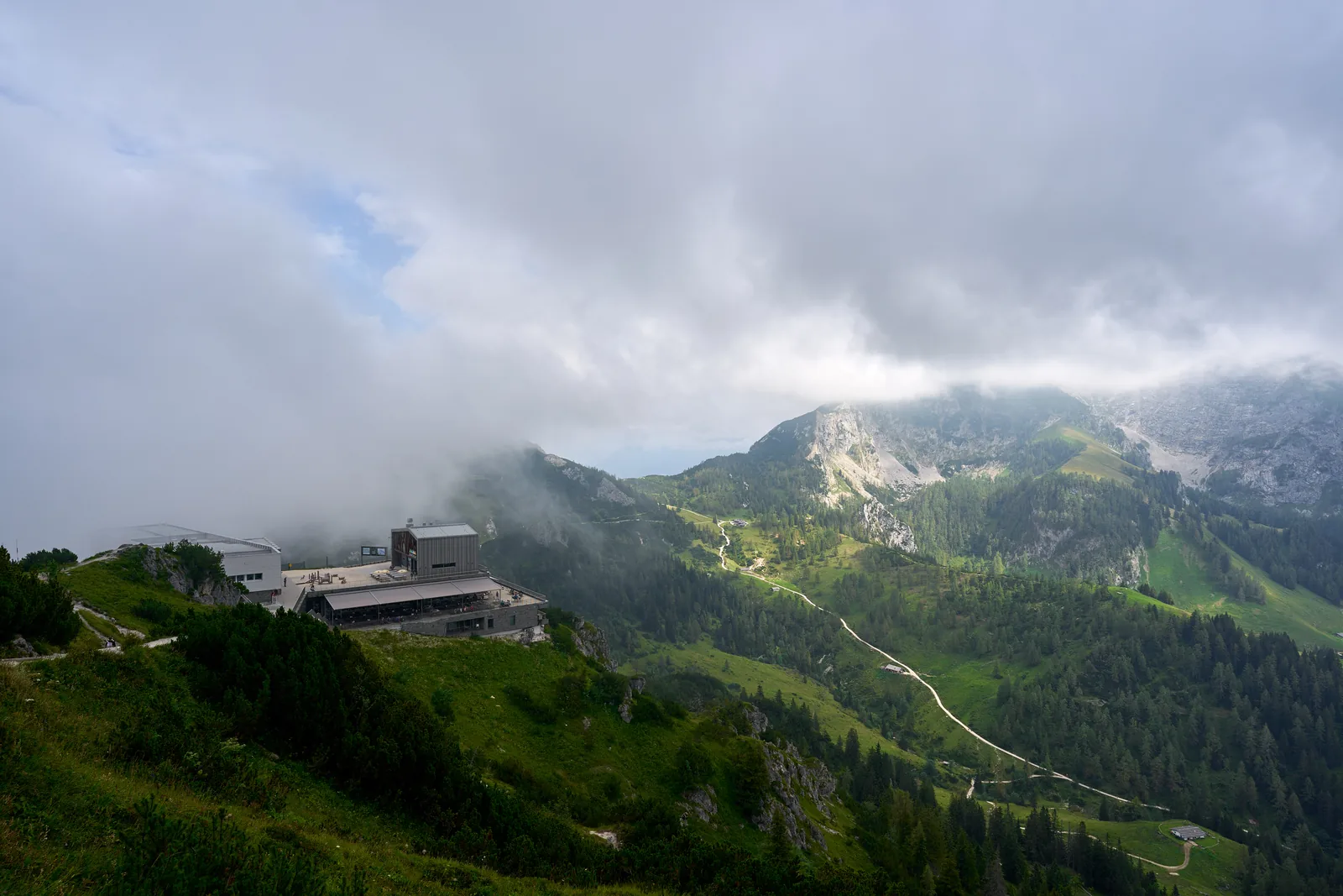 Die Bergstation der Jennerbahn bei Nebel, vom Jenner aus gesehen