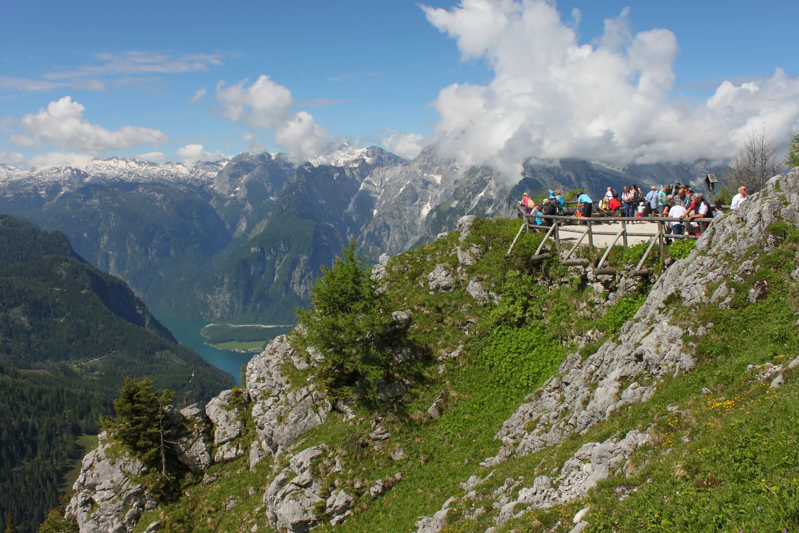 Blick vom Jenner auf den Königssee mit Aussichtsplattform