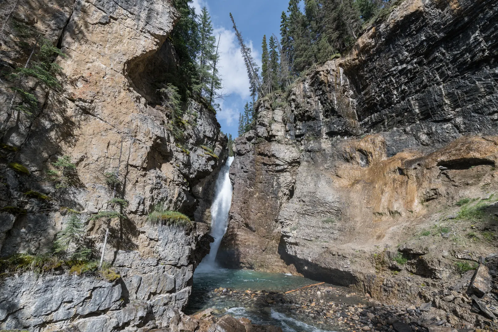 Die Upper Falls zwischen hohen Kalkwänden, vom Aussichtspunkt am Fuß gesehen