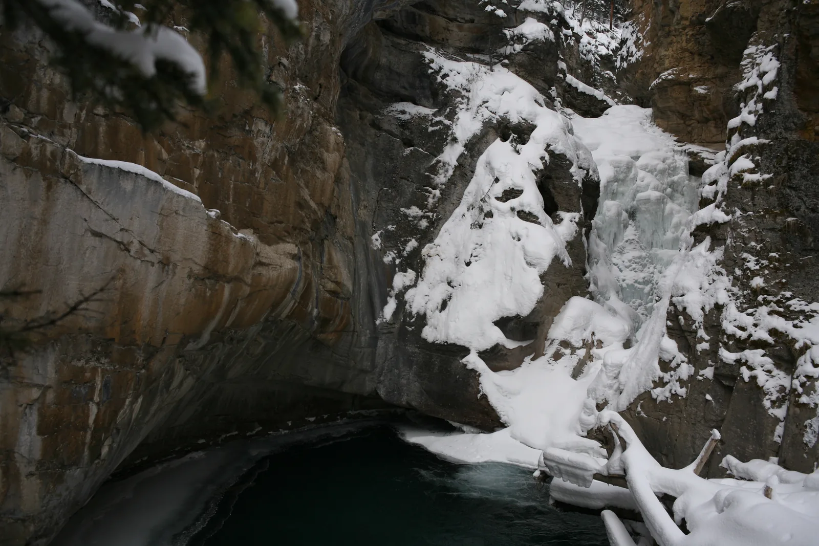 Die gefrorenen Lower Falls im Winter, Schnee auf den Felsen