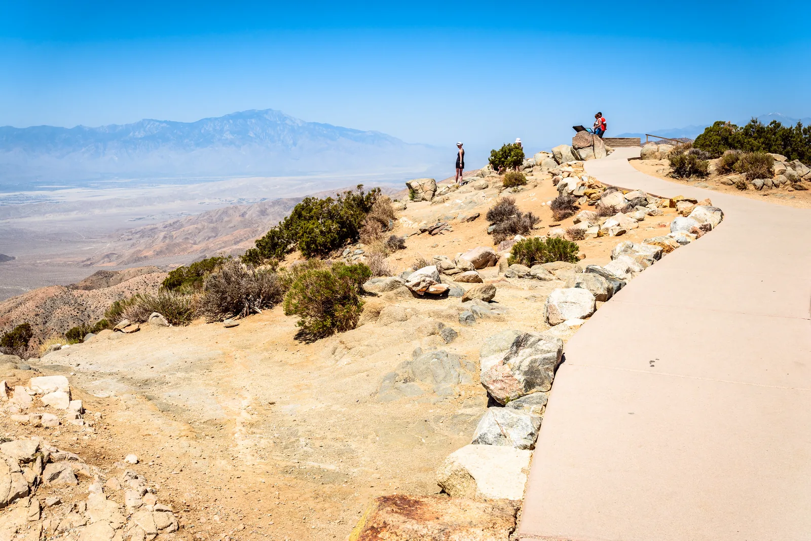 Befestigter Aussichtsweg am Keys View mit Blick über das dunstige Coachella-Tal zum Mount San Jacinto
