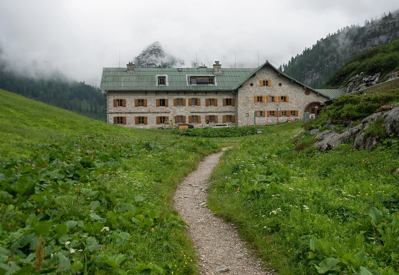 Das Kärlingerhaus am Funtensee im Steinernen Meer, Nationalpark Berchtesgaden, mit Wanderweg über die Almwiese