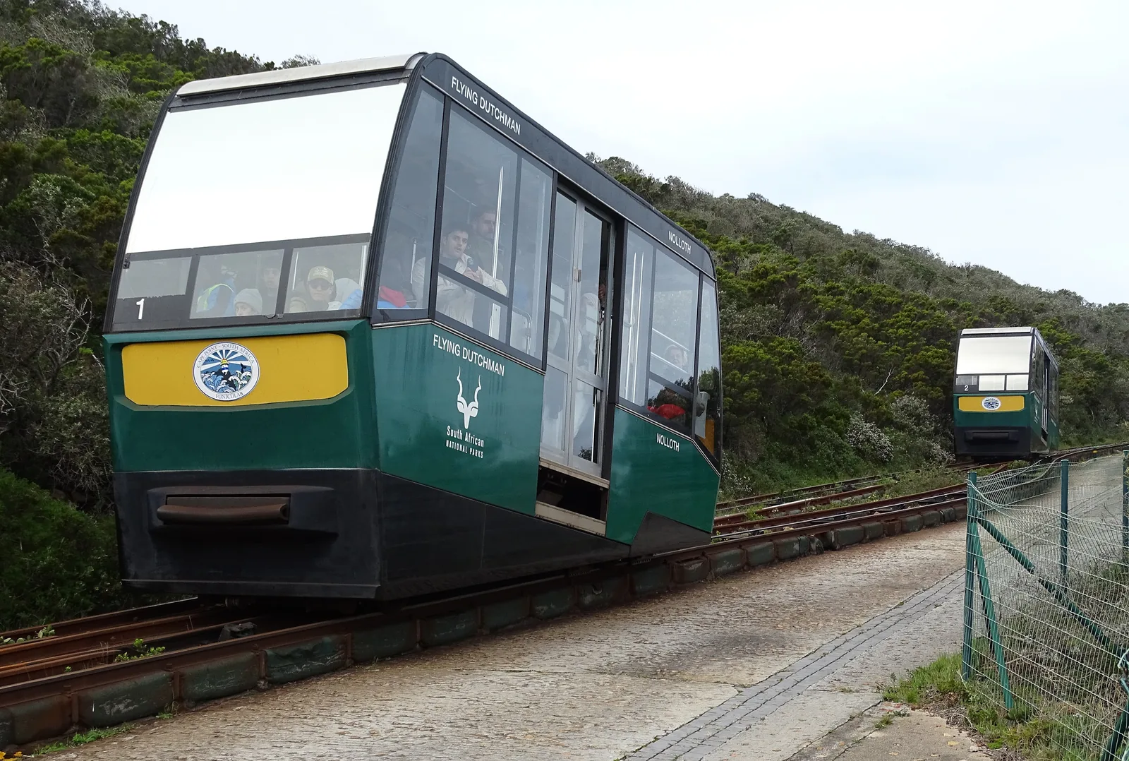 Ein grüner Wagen der Standseilbahn Flying Dutchman fährt am Kap der Guten Hoffnung den Hang hinauf, dahinter ein zweiter Wagen