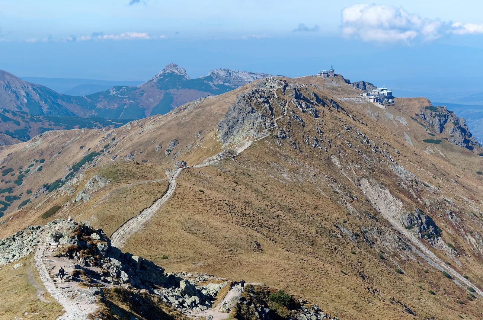 Blick vom Liliowe-Pass über den Beskid zum Kasprowy Wierch mit der Bergstation der Seilbahn, braune Herbsthänge im Tatra-Nationalpark