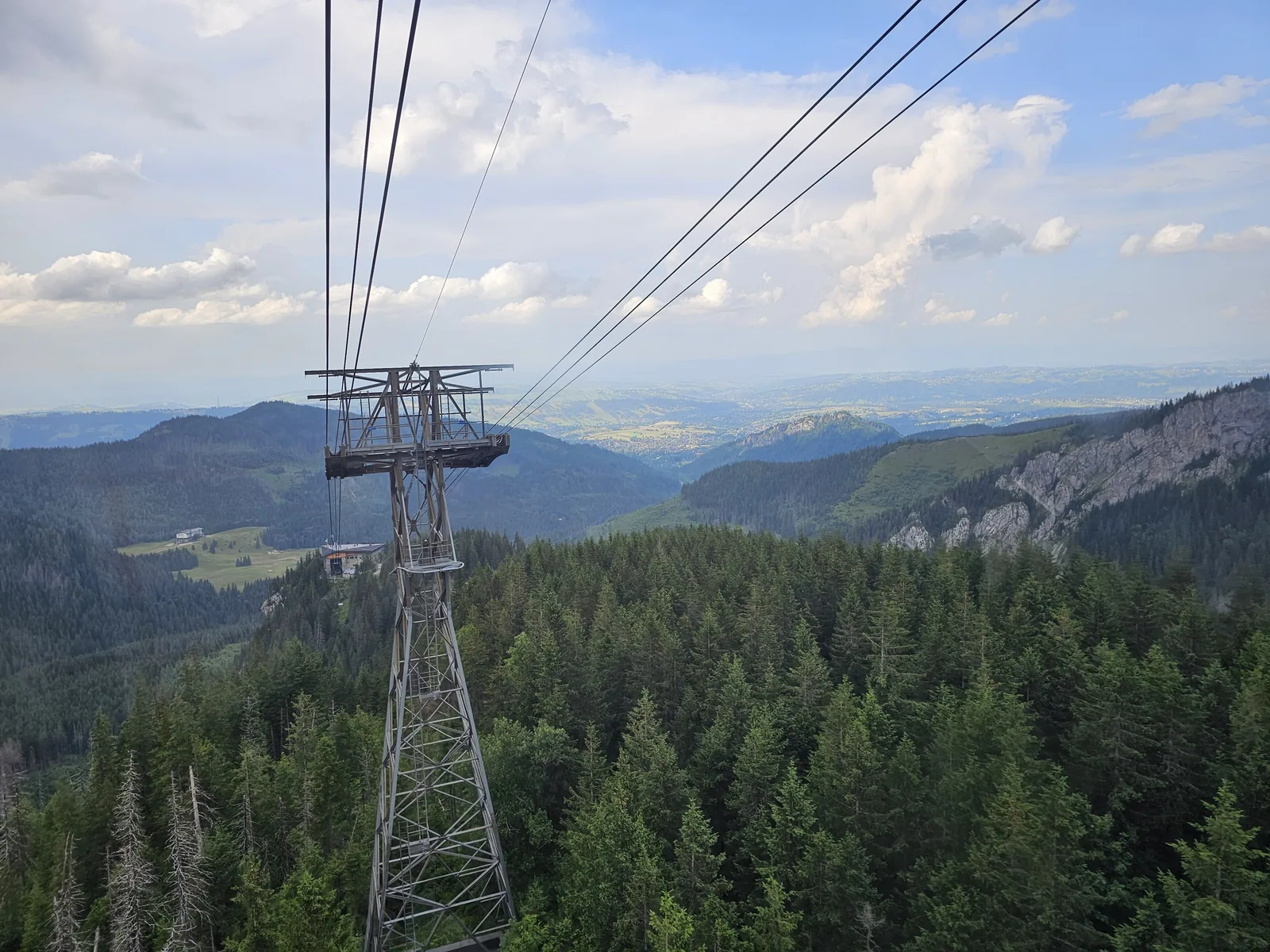 Blick aus der Seilbahn zum Kasprowy Wierch auf eine Stütze und das bewaldete Tal darunter