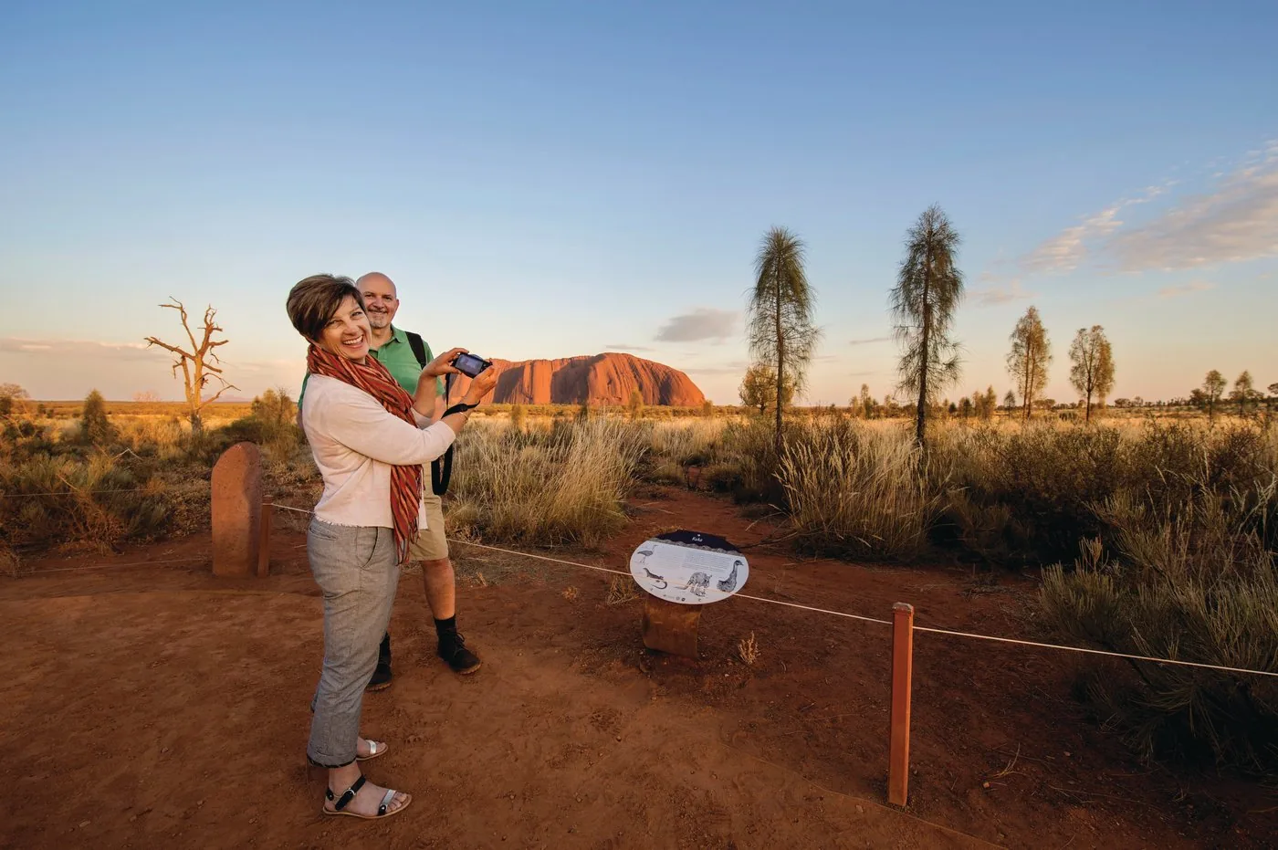 Angebotsfoto: Ab Yulara: Sonnenaufgang am Uluru, dann Kata Tjuṯa und Waḻpa Gorge