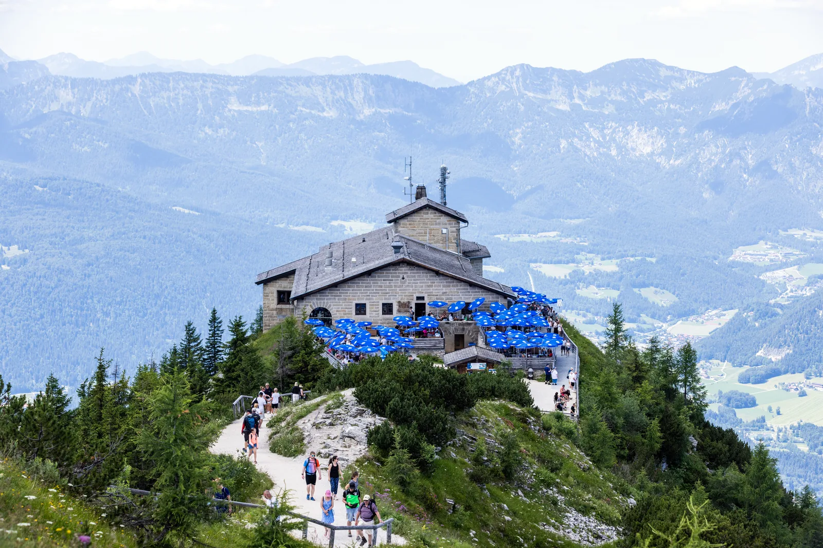 Das Kehlsteinhaus aus der Nähe, mit der Terrasse am Felsgrat