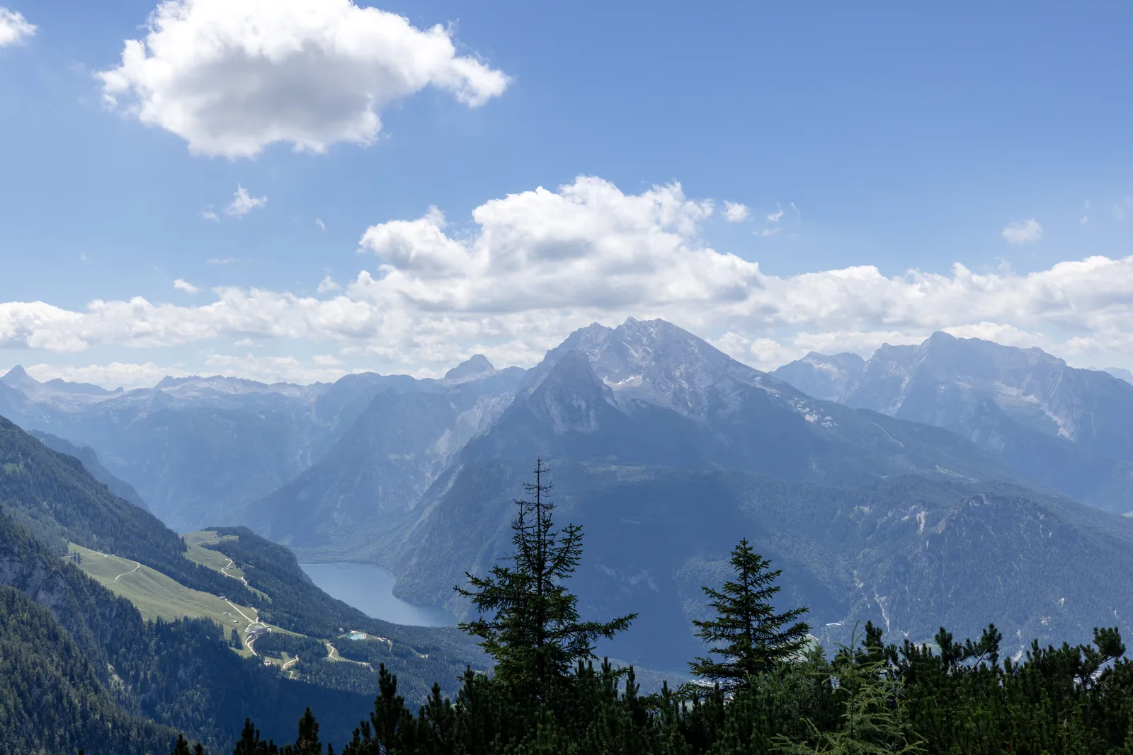Blick vom Kehlsteinhaus über die Berge, im Hintergrund der Königssee
