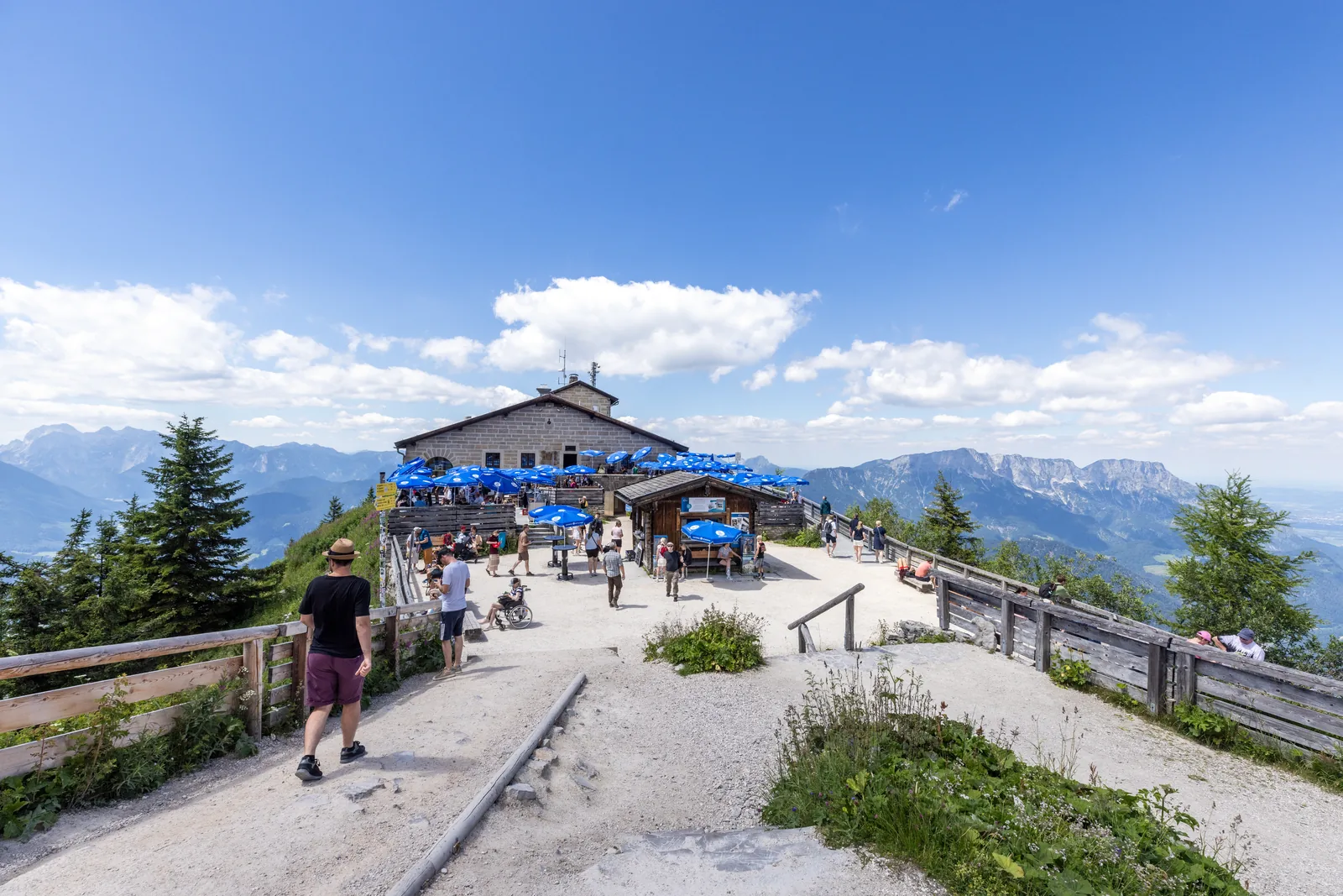 Blick auf das Kehlsteinhaus auf dem Gipfelgrat des Kehlsteins über Berchtesgaden