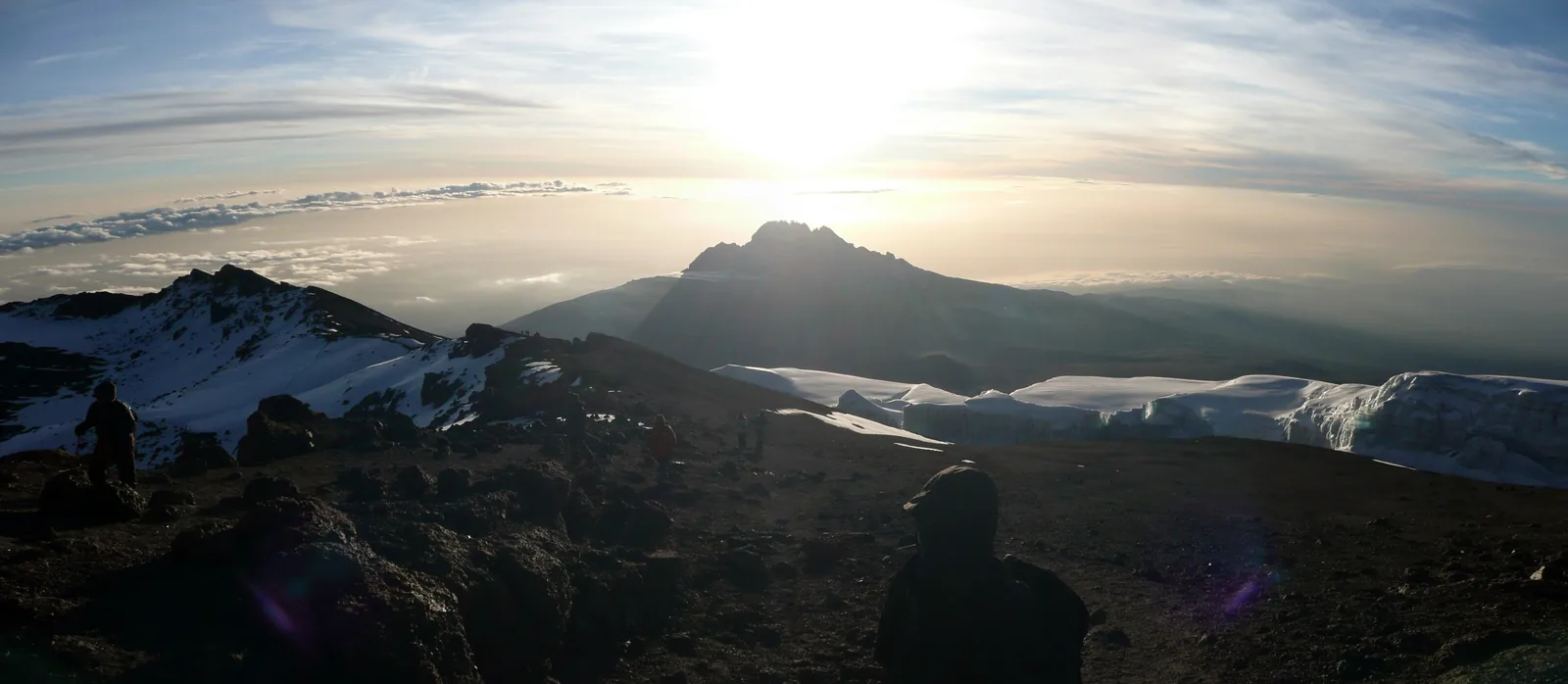 Sonnenaufgang über dem Mawenzi, vom Kraterrand des Kibo im Kilimandscharo-Nationalpark gesehen, im Vordergrund Gletschereis