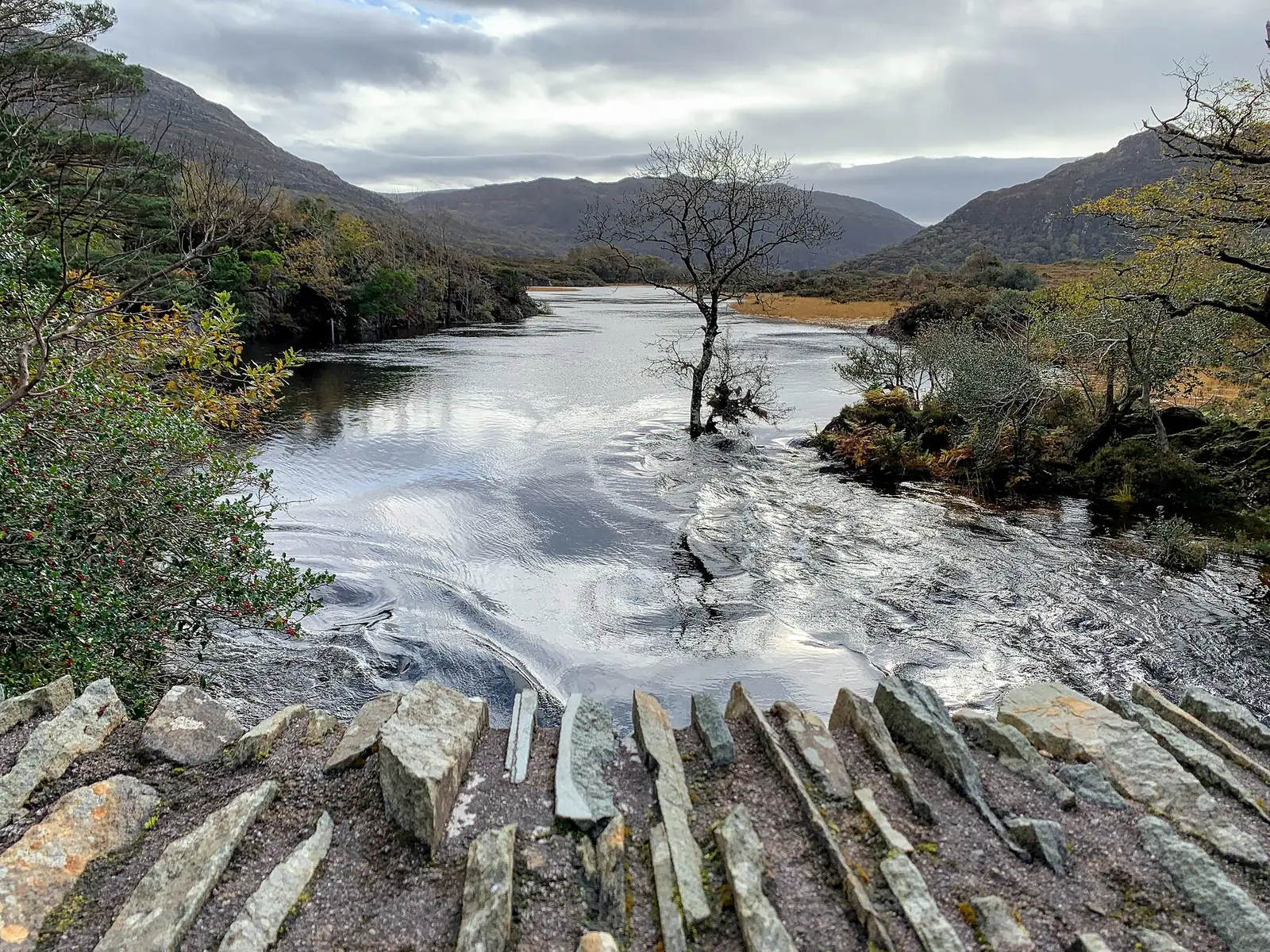 Blick von der Old Weir Bridge über das Meeting of the Waters im Killarney-Nationalpark Richtung Torc