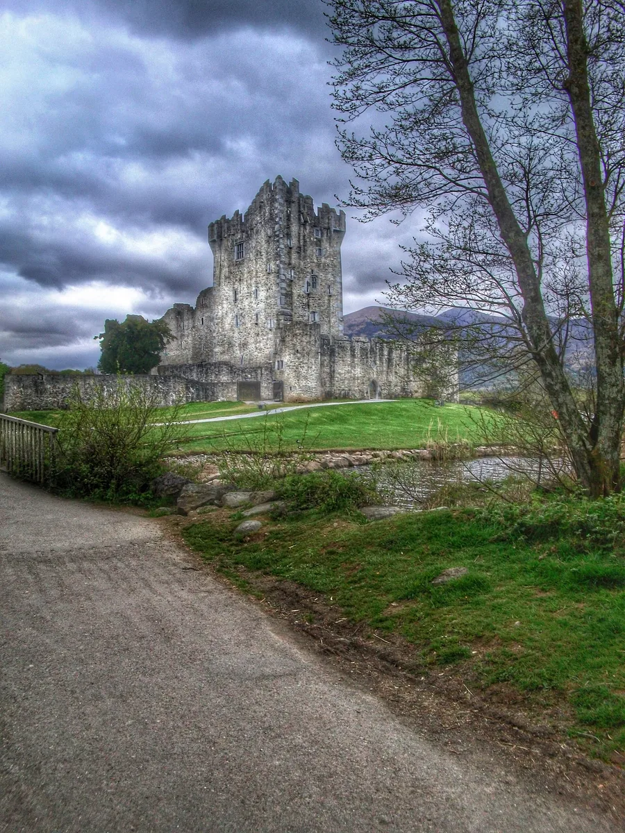 Ross Castle im Killarney-Nationalpark, ein steinernes Turmhaus hinter einem Weg, im Winter