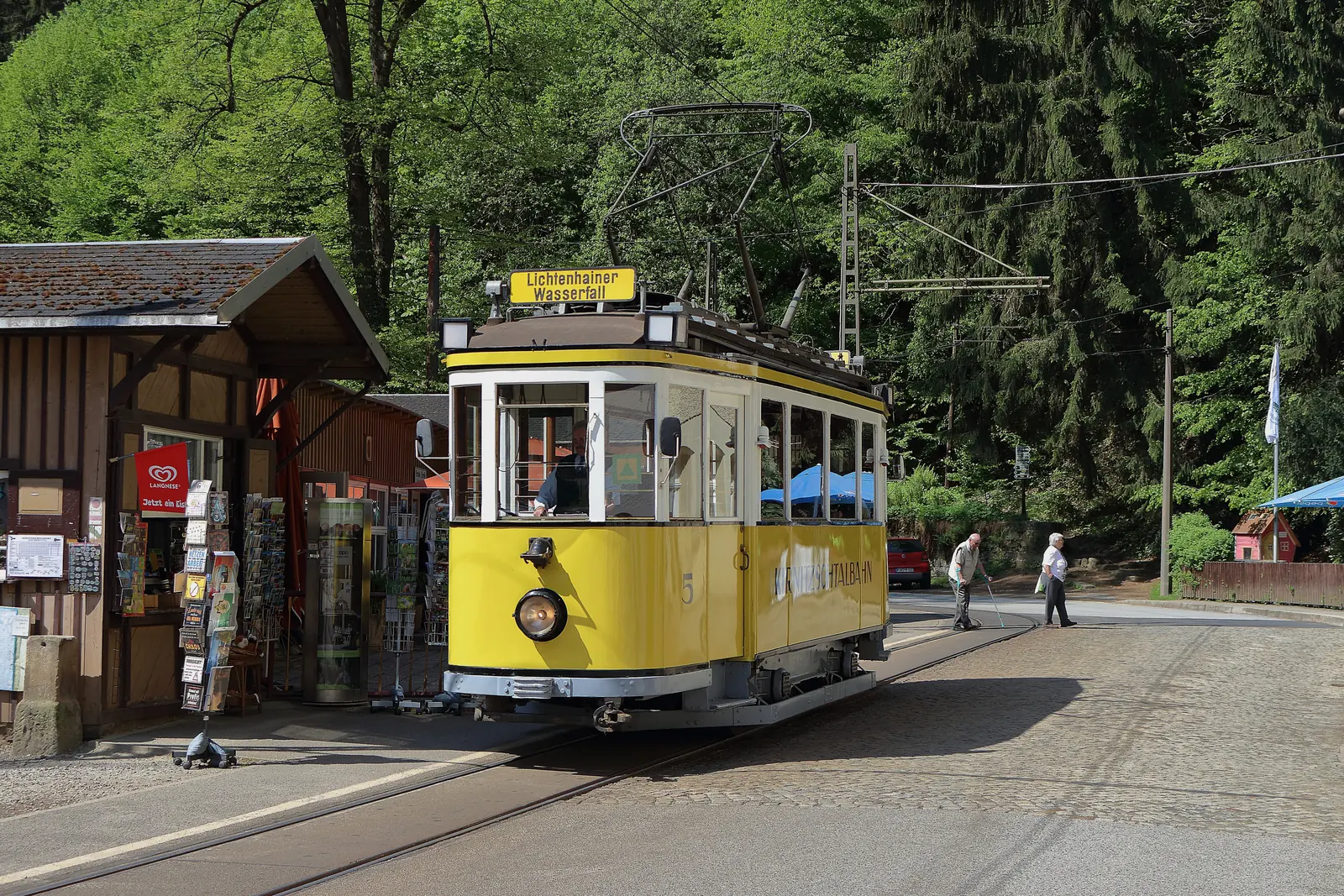 Historischer Triebwagen der Kirnitzschtalbahn an der Endstelle Lichtenhainer Wasserfall im Kirnitzschtal