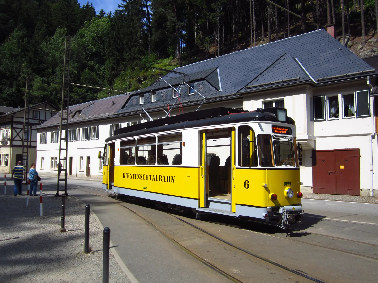 Gelber Triebwagen 6 der Kirnitzschtalbahn an einer Haltestelle der Strecke durch das Kirnitzschtal