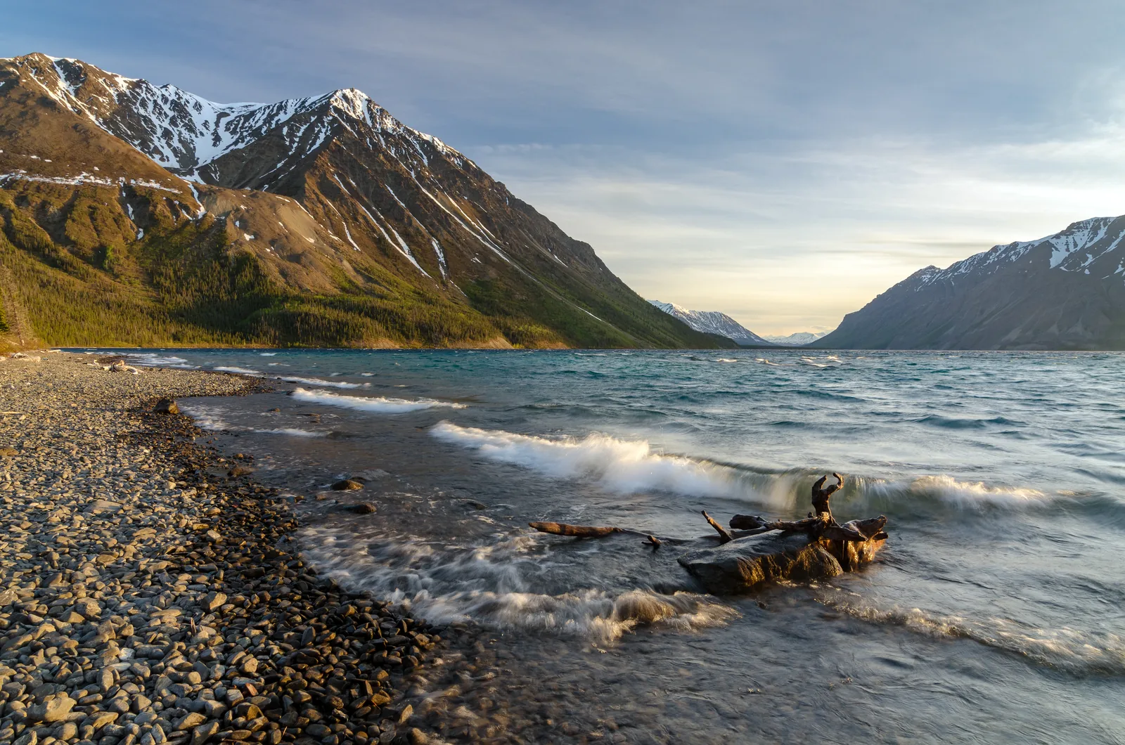 Abendlicht am Kathleen Lake, Wellen am Kiesufer, dahinter die steilen Flanken der Kluane Range