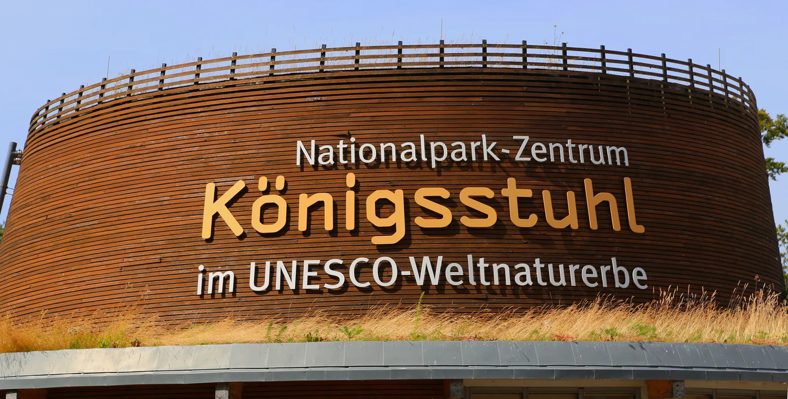 Das Nationalpark-Zentrum KÖNIGSSTUHL nahe dem Kreidefelsen