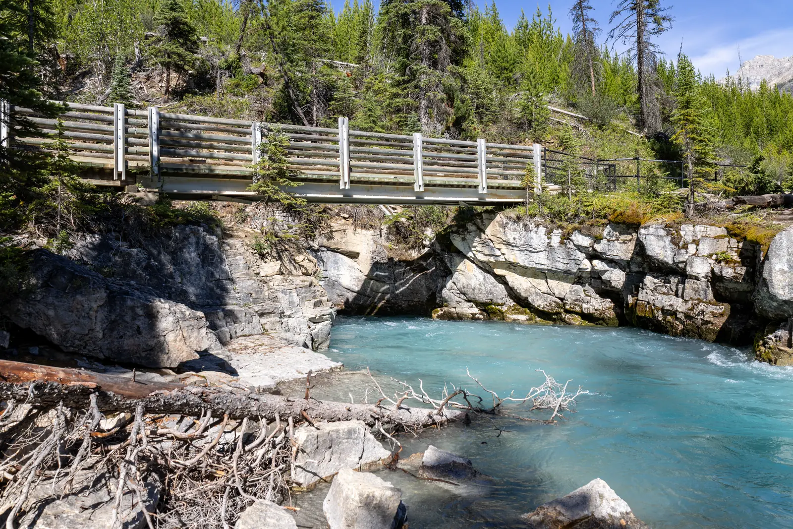 Fußgängerbrücke über die ausgewaschene Schlucht des Marble Canyon