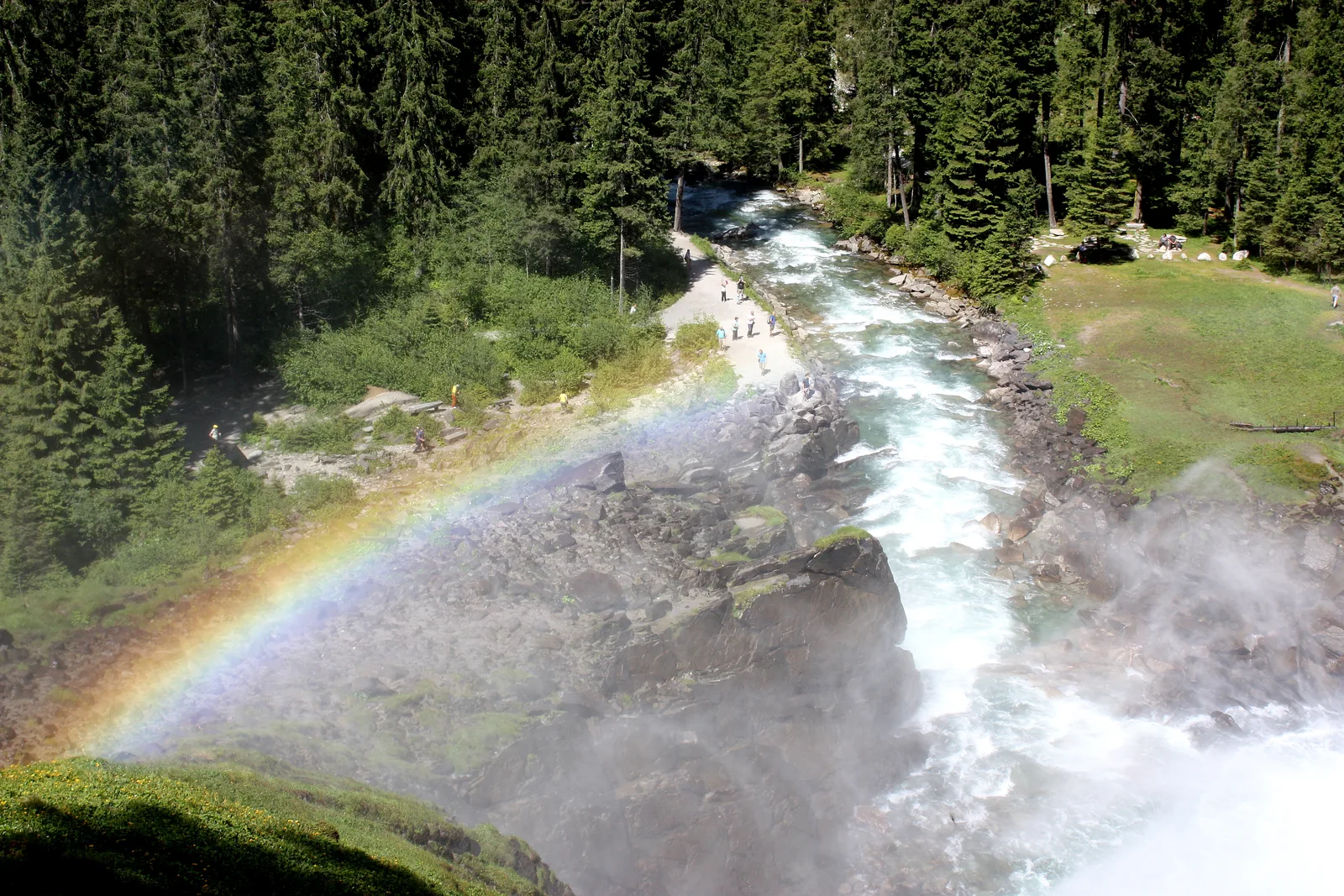 Regenbogen in der Gischt über der Krimmler Ache am unteren Krimmler Wasserfall, darunter Besucher auf dem Weg