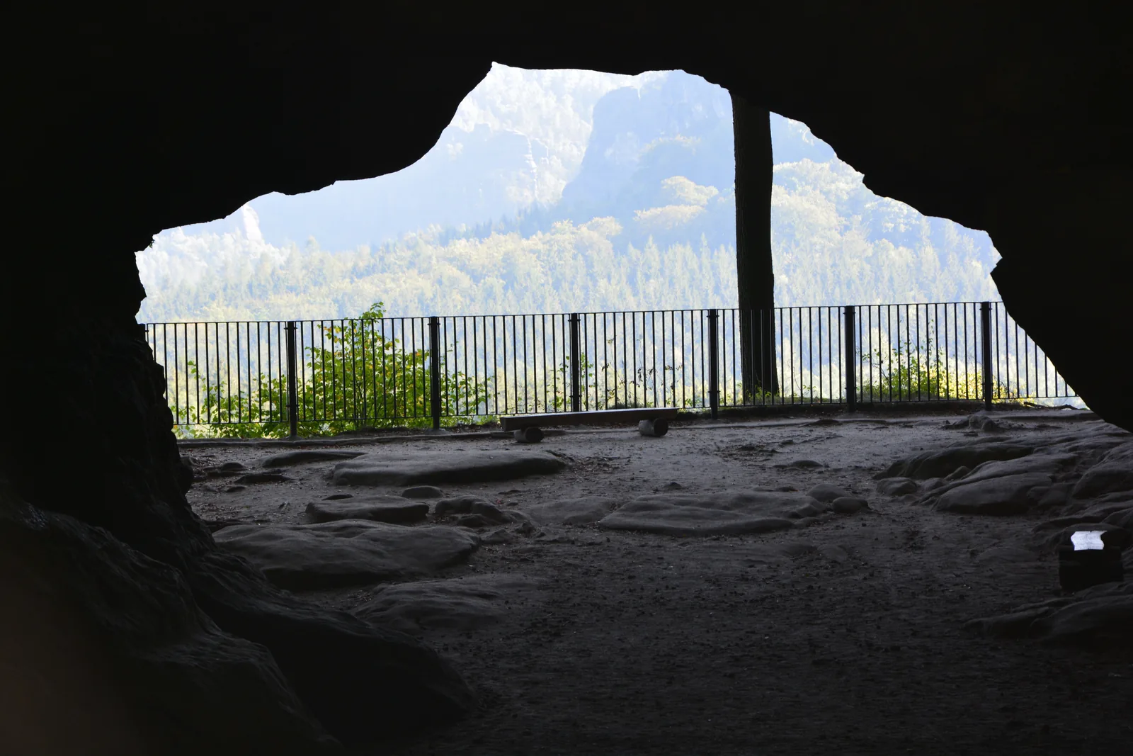 Durchblick aus dem dunklen Felsentor Kuhstall auf die Felsen der Hinteren Sächsischen Schweiz