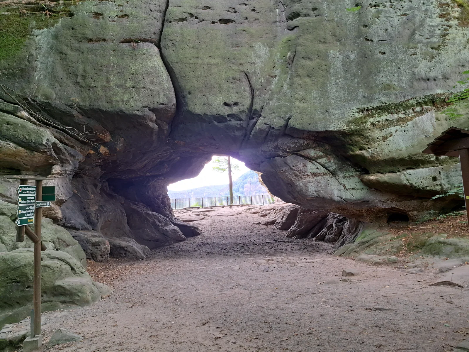 Das Felsentor Kuhstall von innen mit Sandsteindecke und Durchblick auf die Aussicht, Nationalpark Sächsische Schweiz