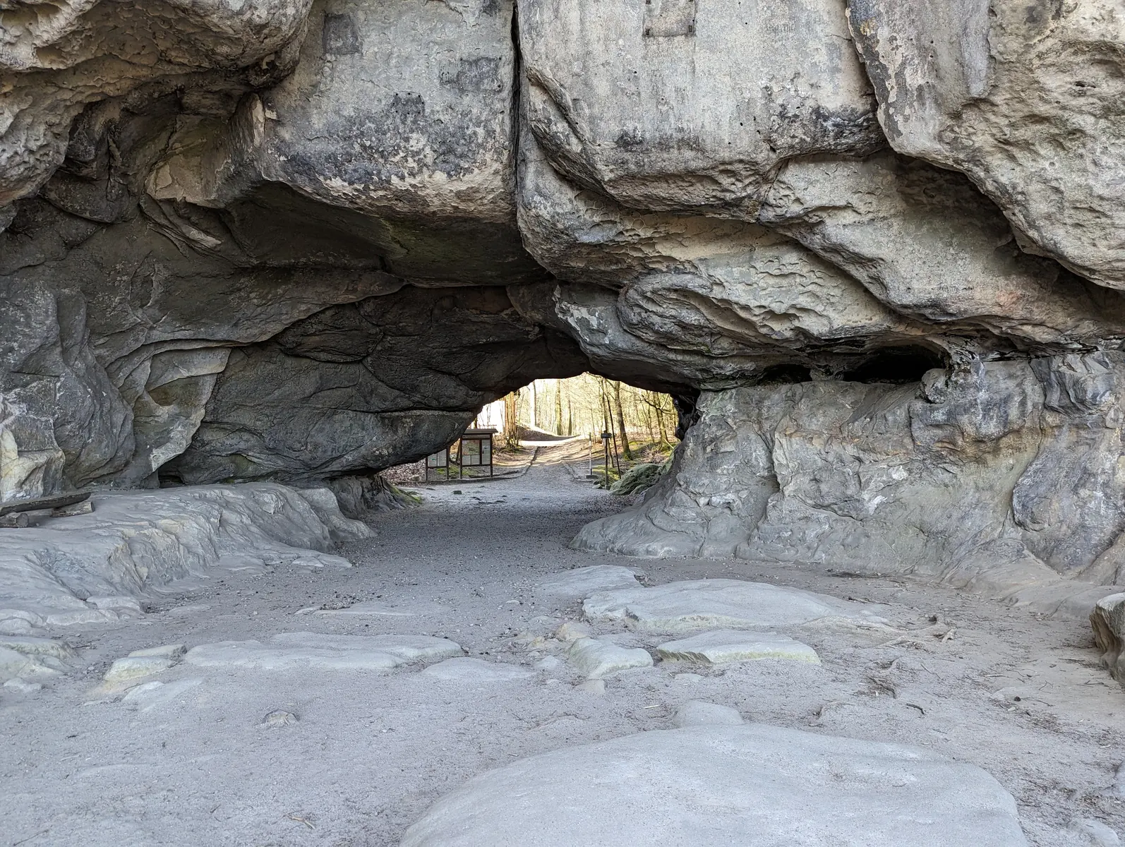 Felsentor Kuhstall mit ausgewaschener Sandsteindecke und hellem Durchgang, Nationalpark Sächsische Schweiz