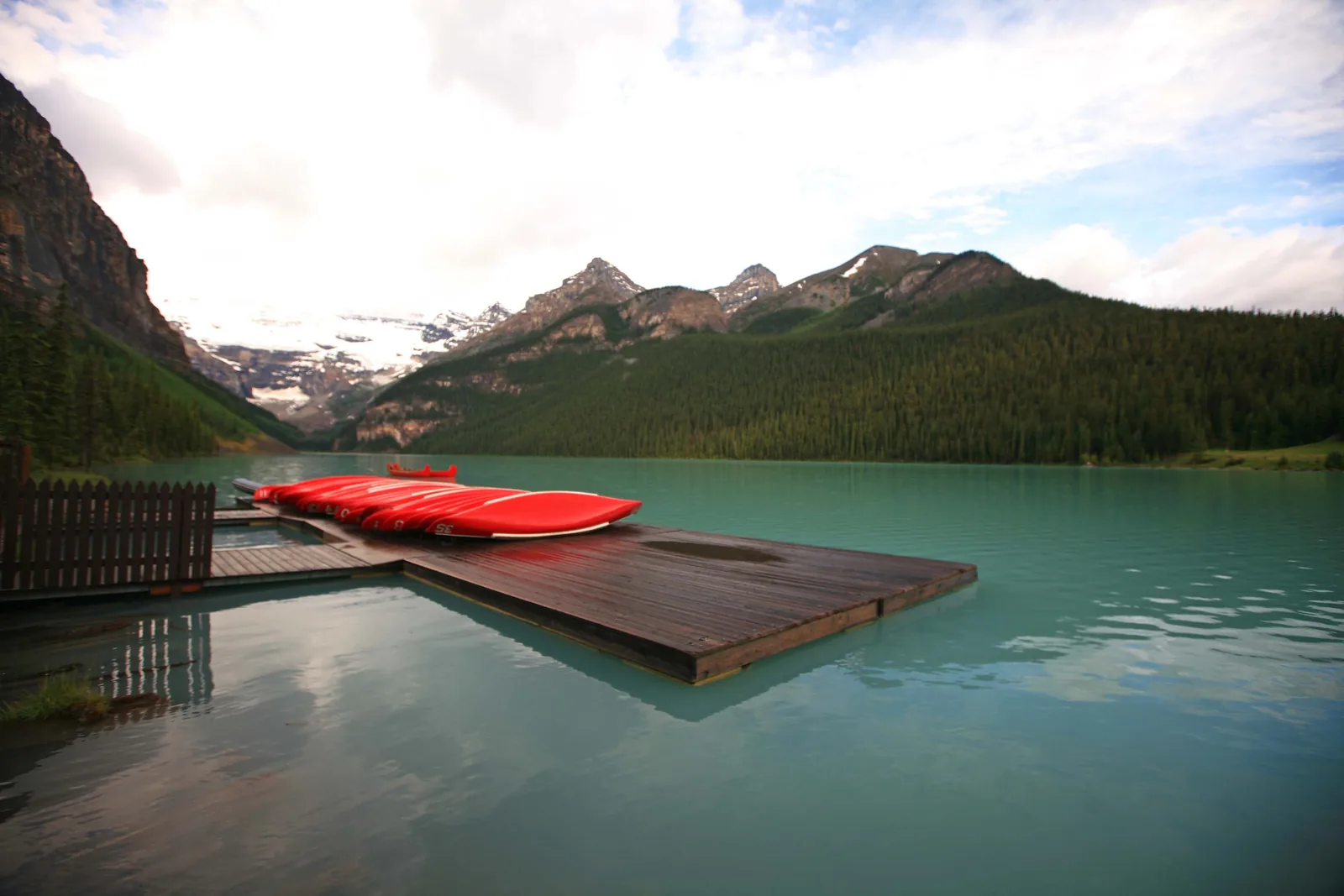 Rote Kanus auf einem Steg am türkisfarbenen Lake Louise