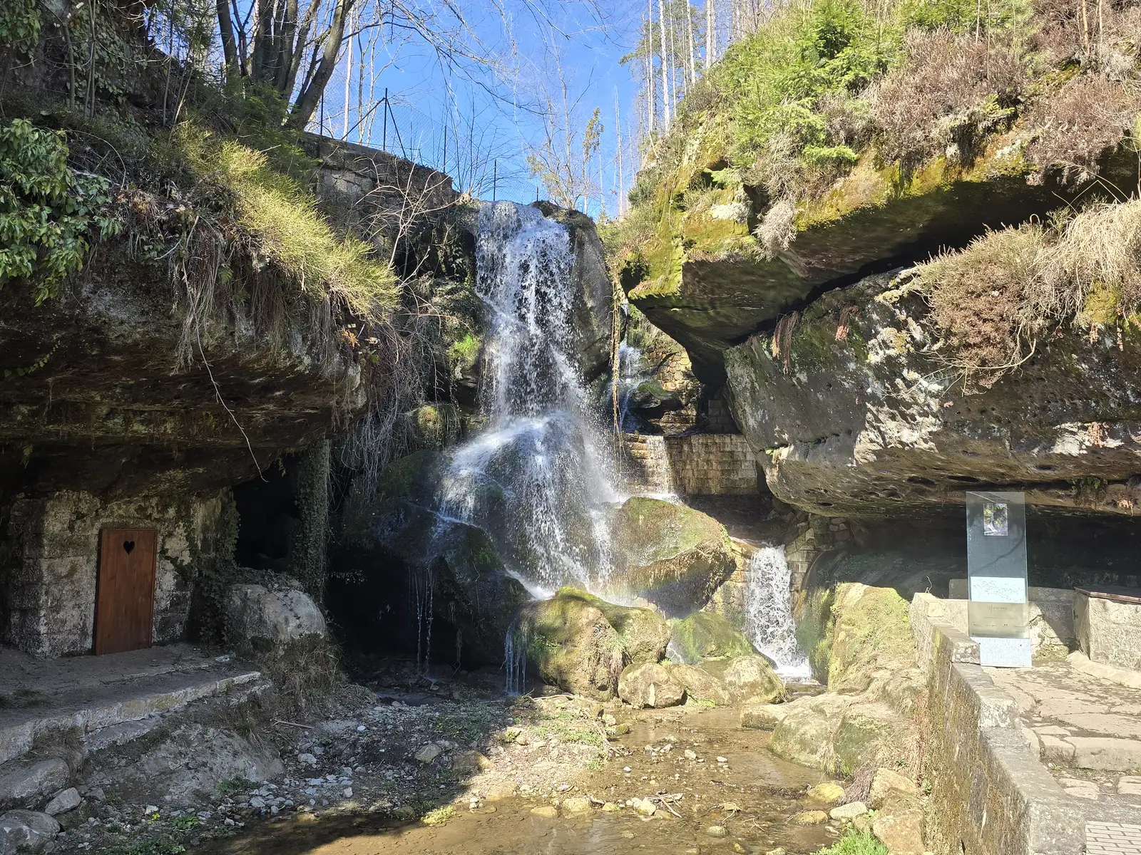 Stauanlage und Felsen am Lichtenhainer Wasserfall im Kirnitzschtal, Nationalpark Sächsische Schweiz