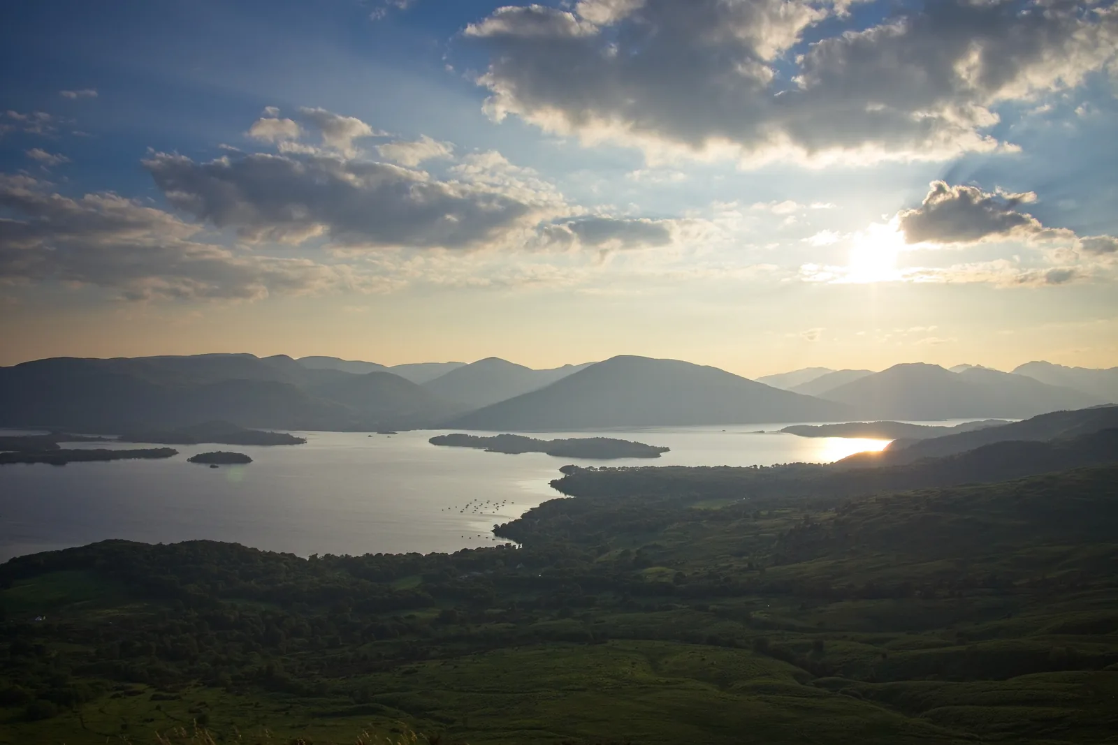 Loch Lomond mit seinen Inseln im Abendlicht, vom Conic Hill im Loch-Lomond-and-The-Trossachs-Nationalpark gesehen
