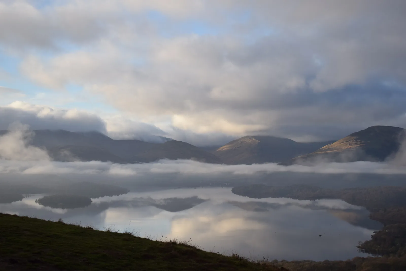 Wolken und Nebel über Loch Lomond, vom Weg auf den Conic Hill im Loch-Lomond-and-The-Trossachs-Nationalpark
