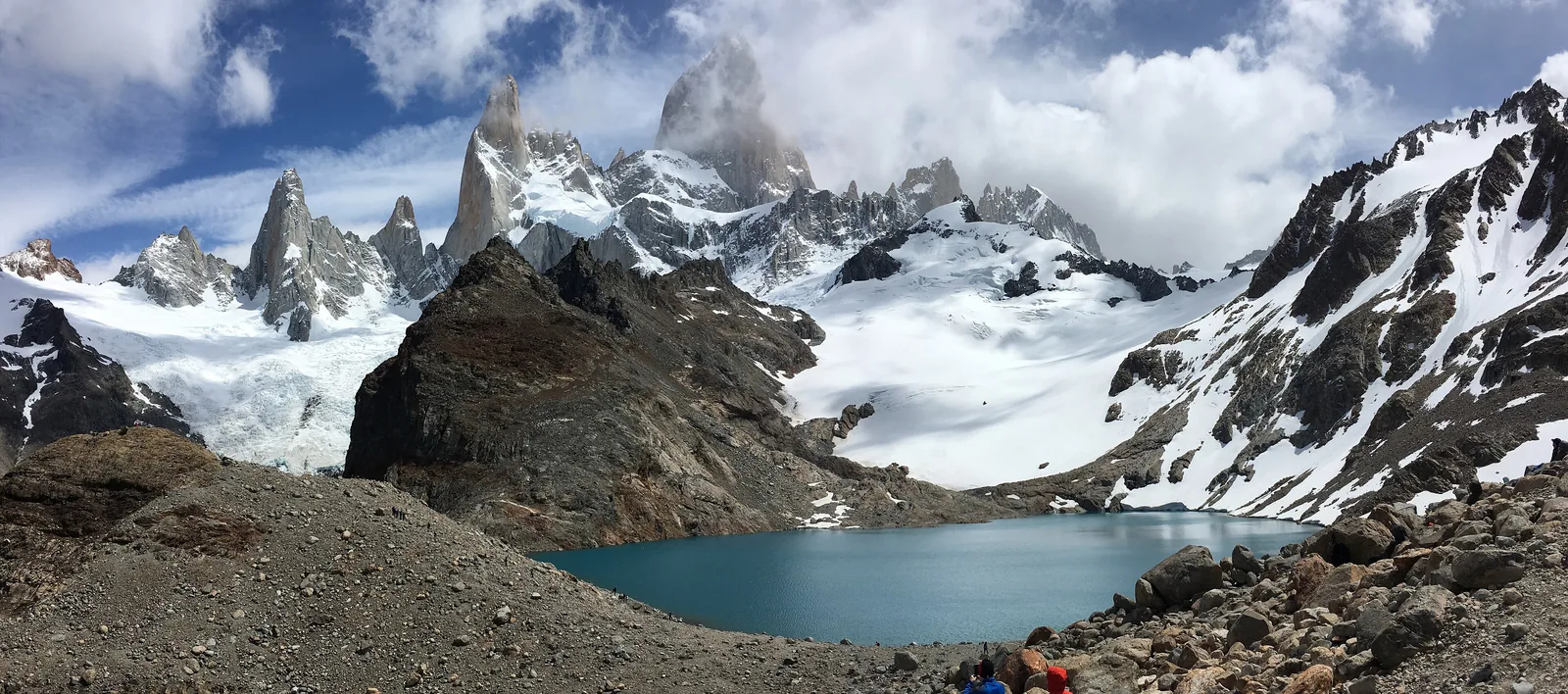 Das Fitz-Roy-Massiv im Nationalpark Los Glaciares mit verschneiten Granitnadeln über der türkisen Laguna de los Tres und der Laguna Sucia