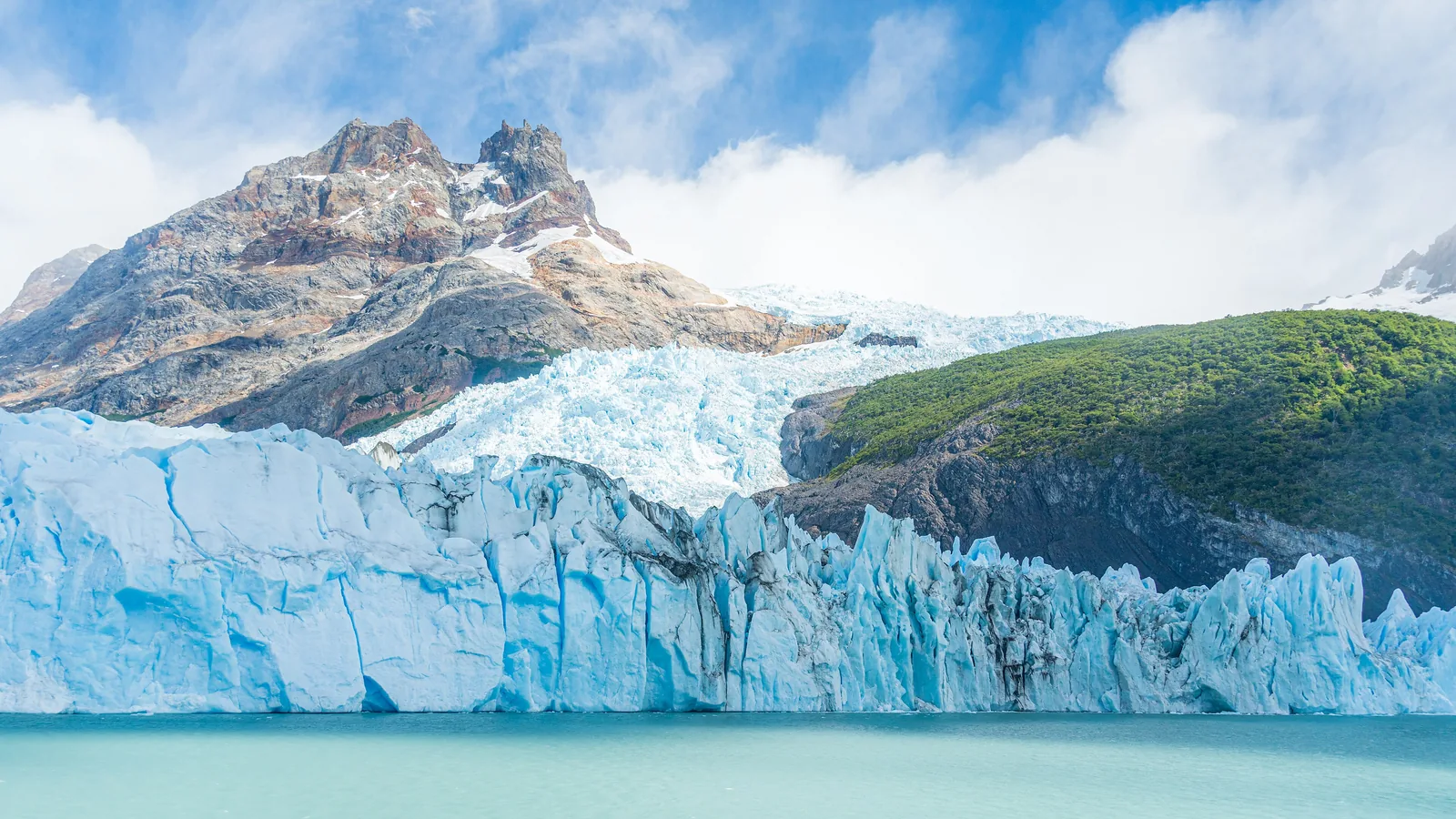 Die Ostseite des Spegazzini-Gletschers im Nationalpark Los Glaciares mit zerklüfteter Eisfront über türkisem Wasser