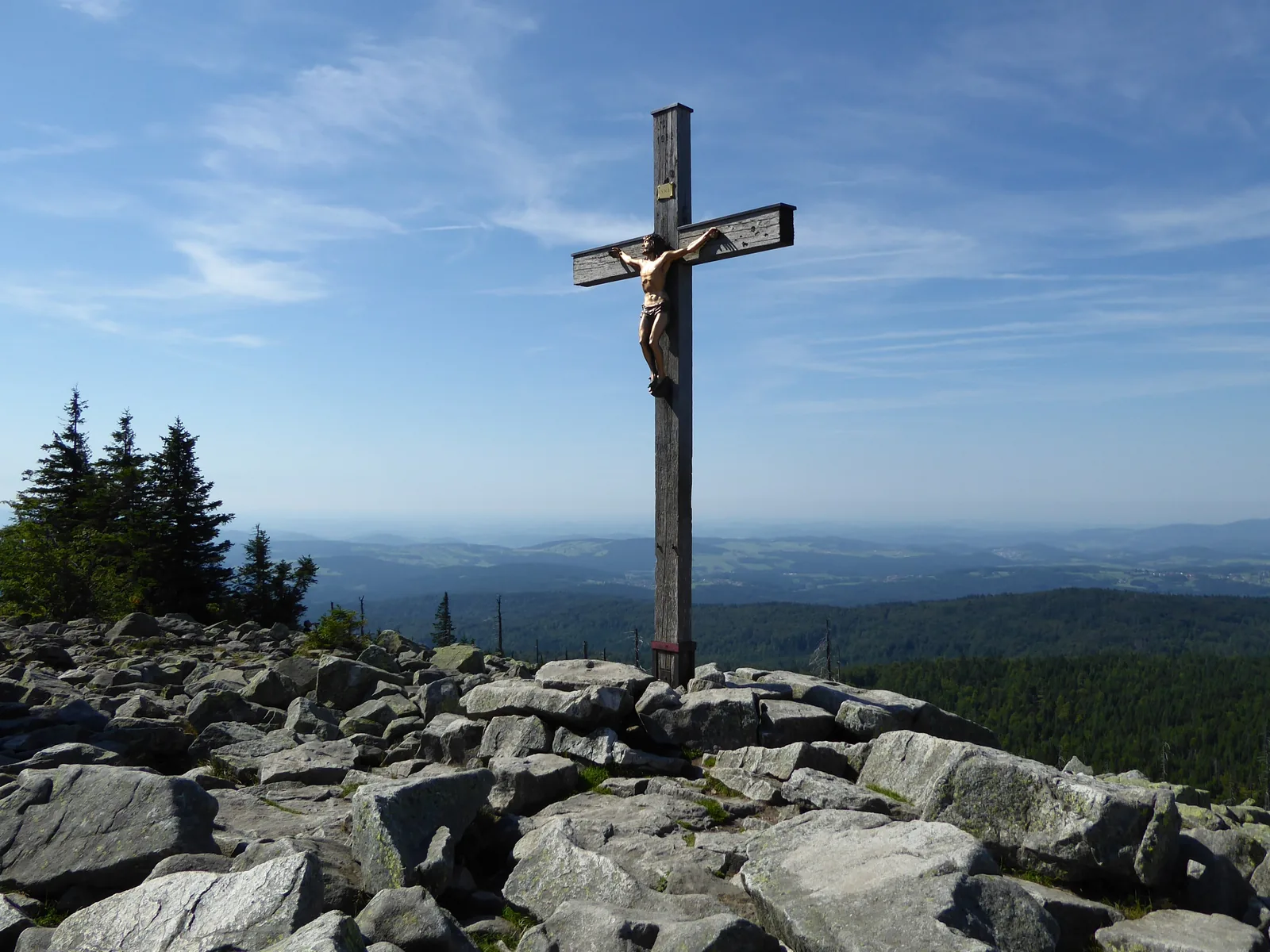 Gipfelkreuz auf dem Blockmeer des Lusen