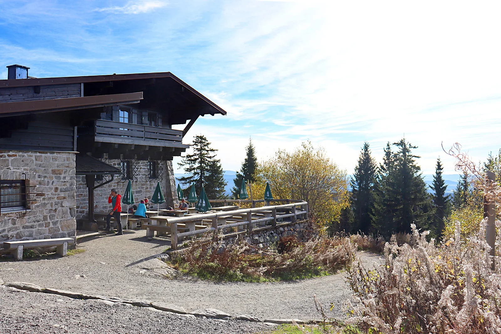 Das Lusenschutzhaus unterhalb des Lusengipfels