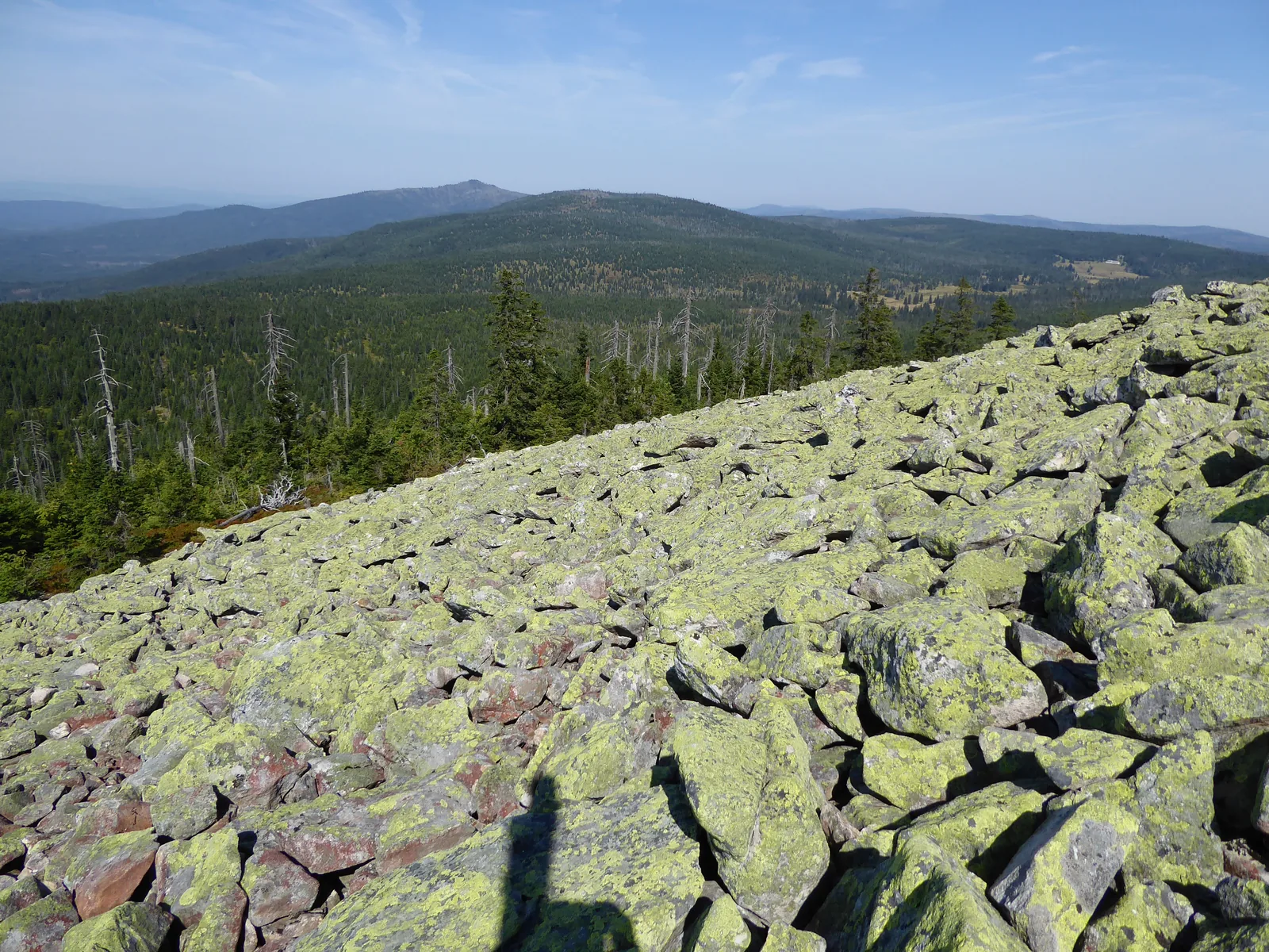 Blick über das Felsenblockmeer am Gipfel des Lusen zu den Gipfeln des Bayerischen und Böhmerwaldes