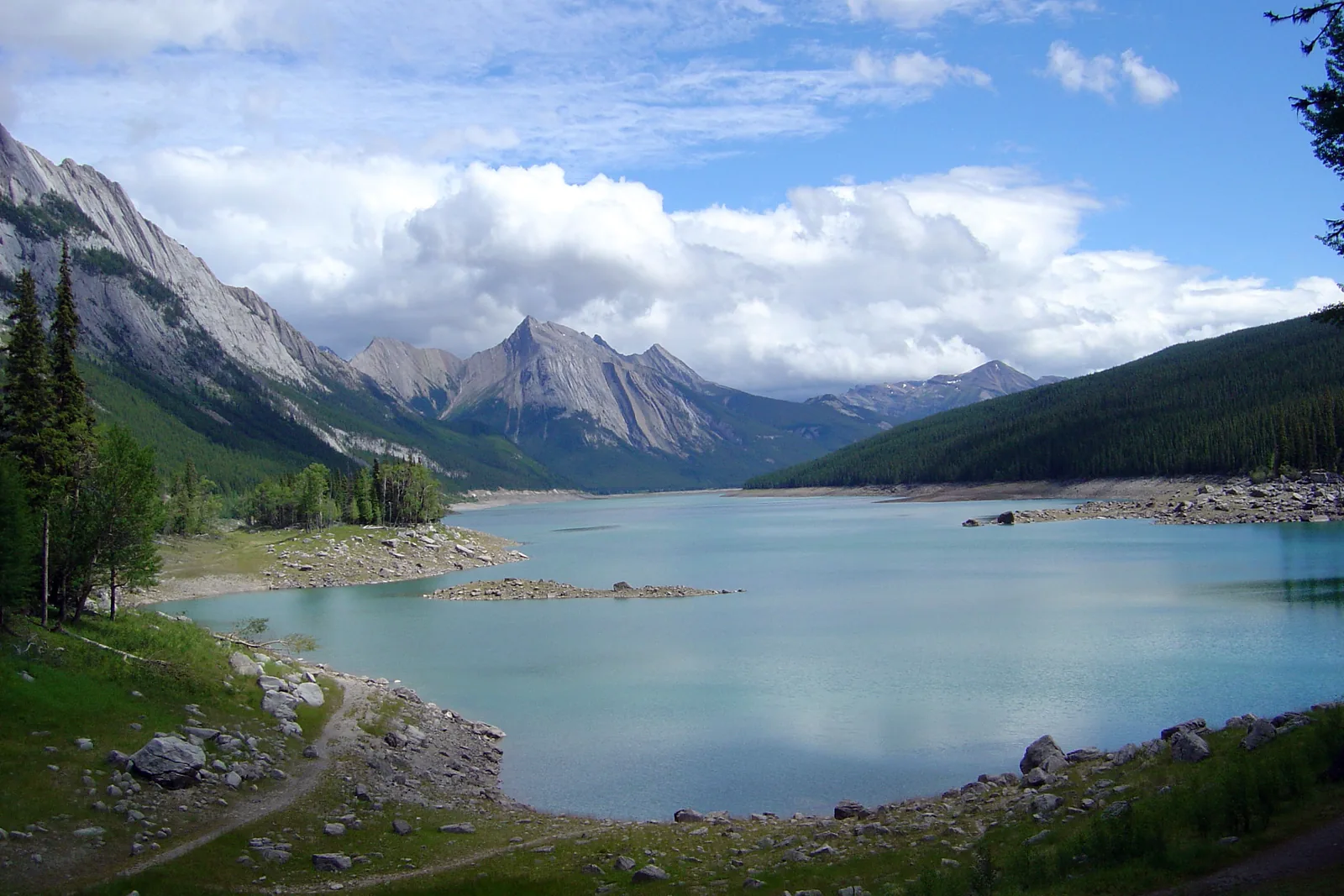 Der Medicine Lake an der Maligne Lake Road zwischen bewaldeten Bergen
